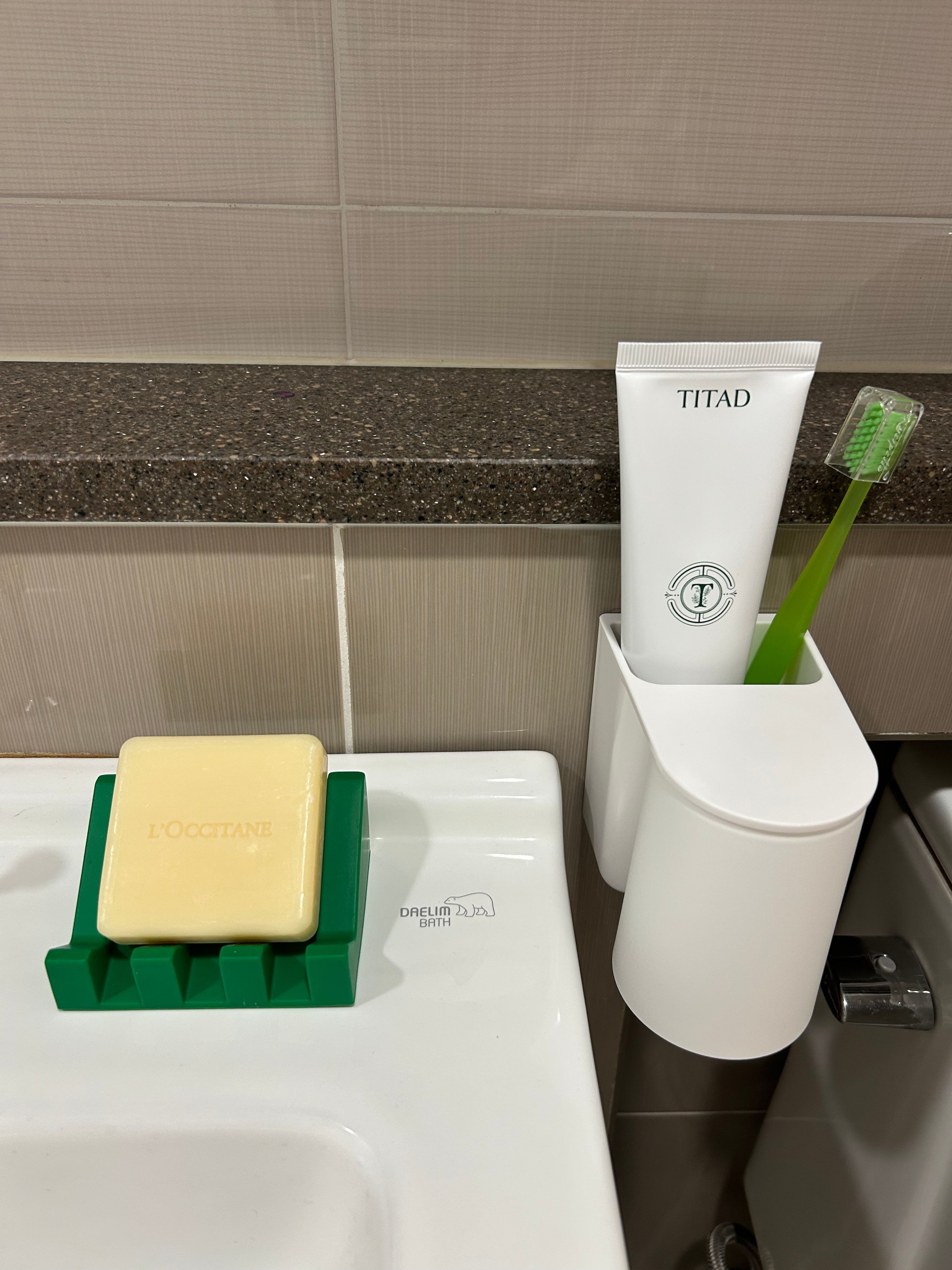 Upside-Down Magnetic Bathroom Organizer Set user photo