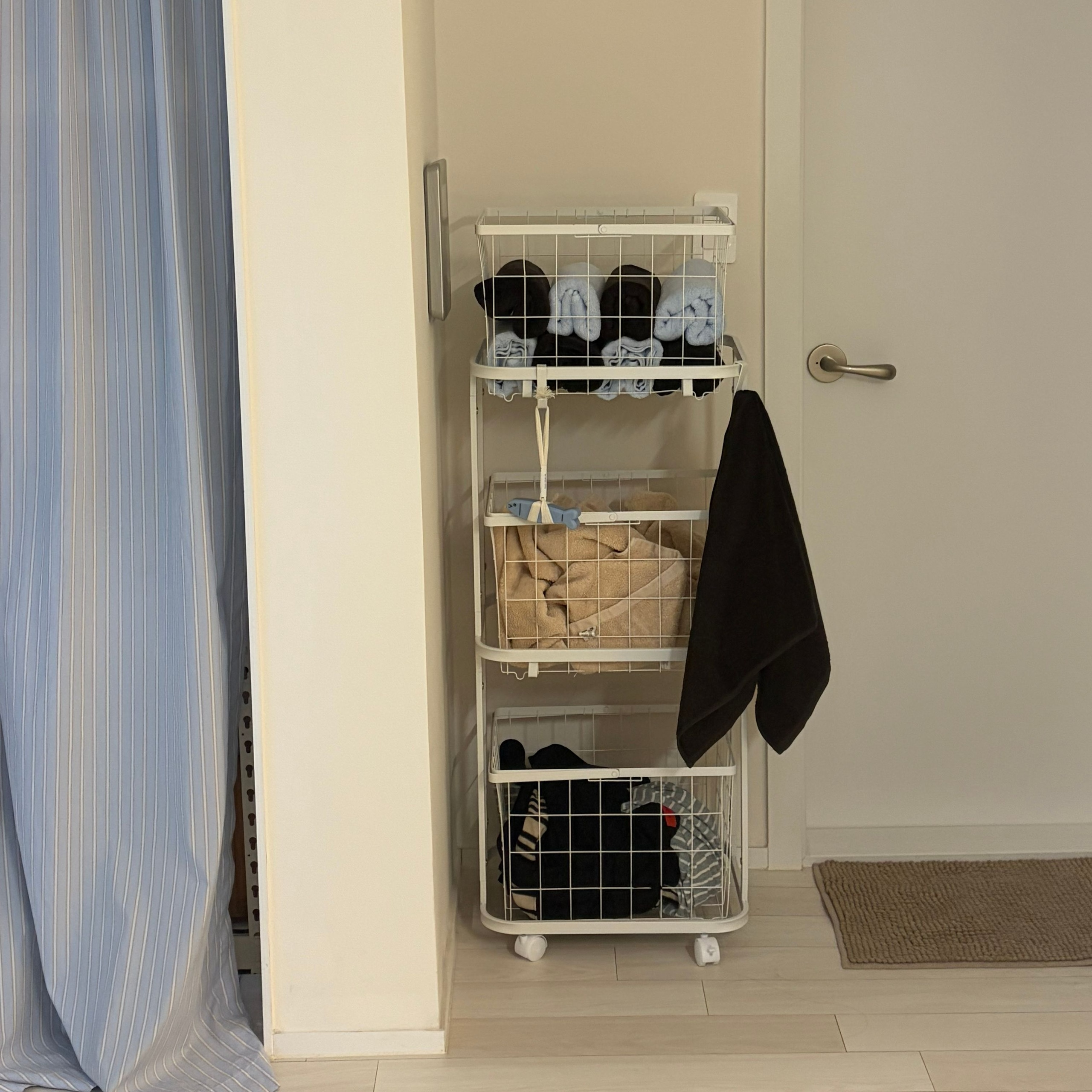 Dove 4-Frame 3-Tier Rolling Laundry Basket Trolley user photo