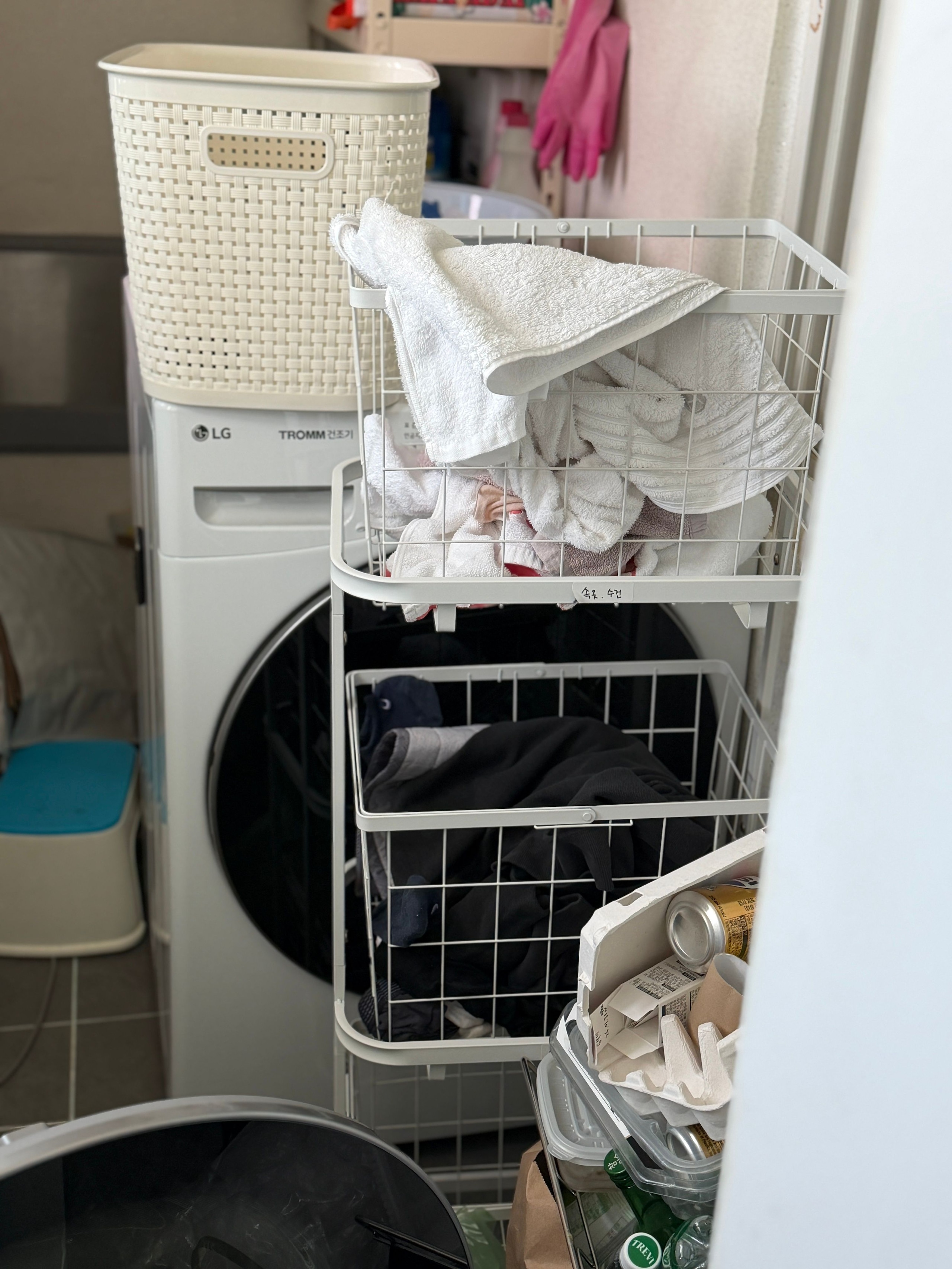 Dove 4-Frame 3-Tier Rolling Laundry Basket Trolley user photo