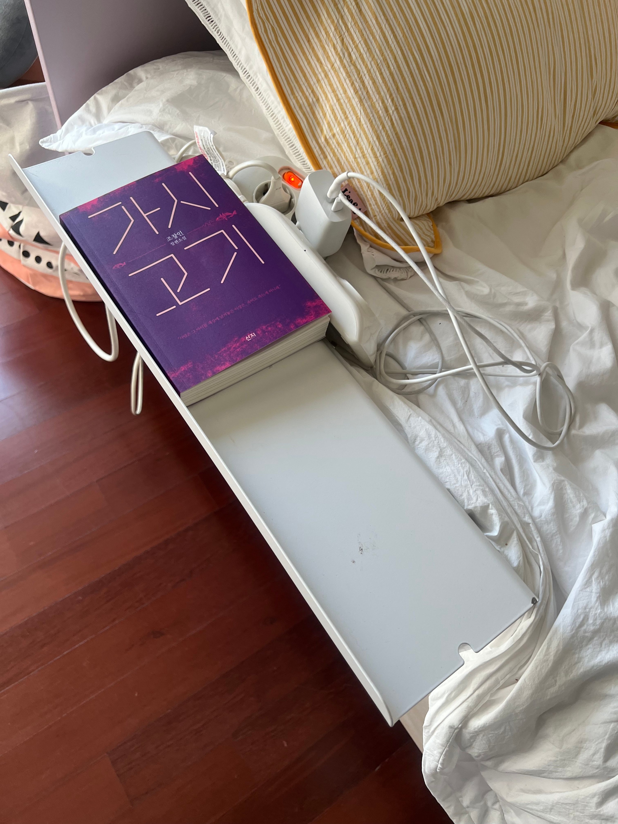 Blanc Bed Gap Side Shelf user photo