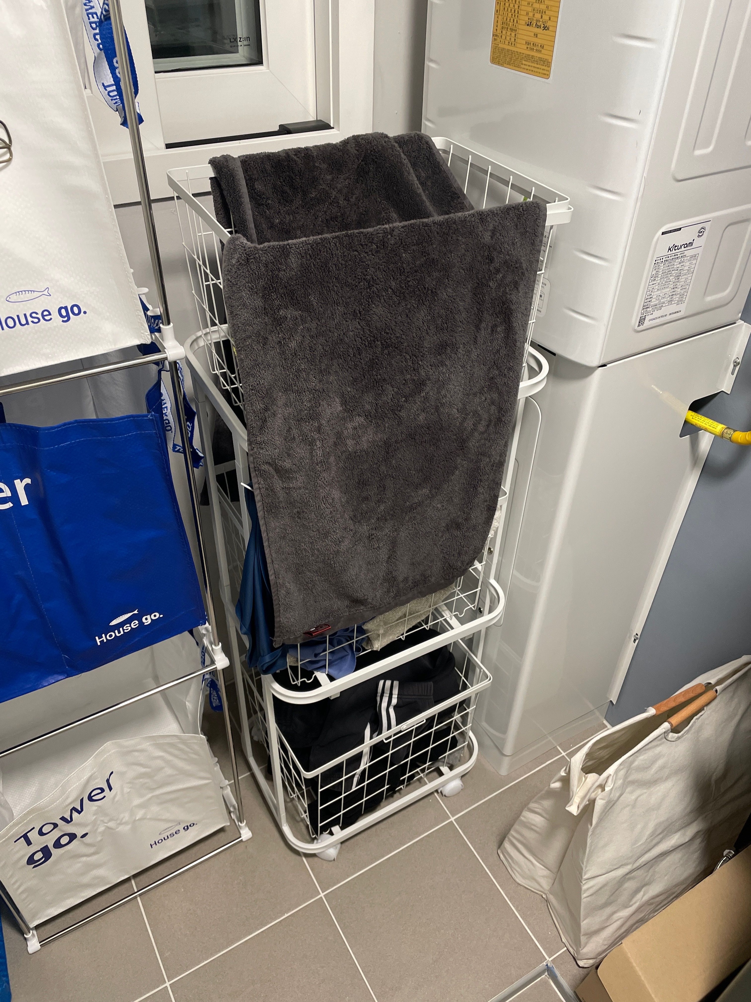 Dove 4-Frame 3-Tier Rolling Laundry Basket Trolley user photo