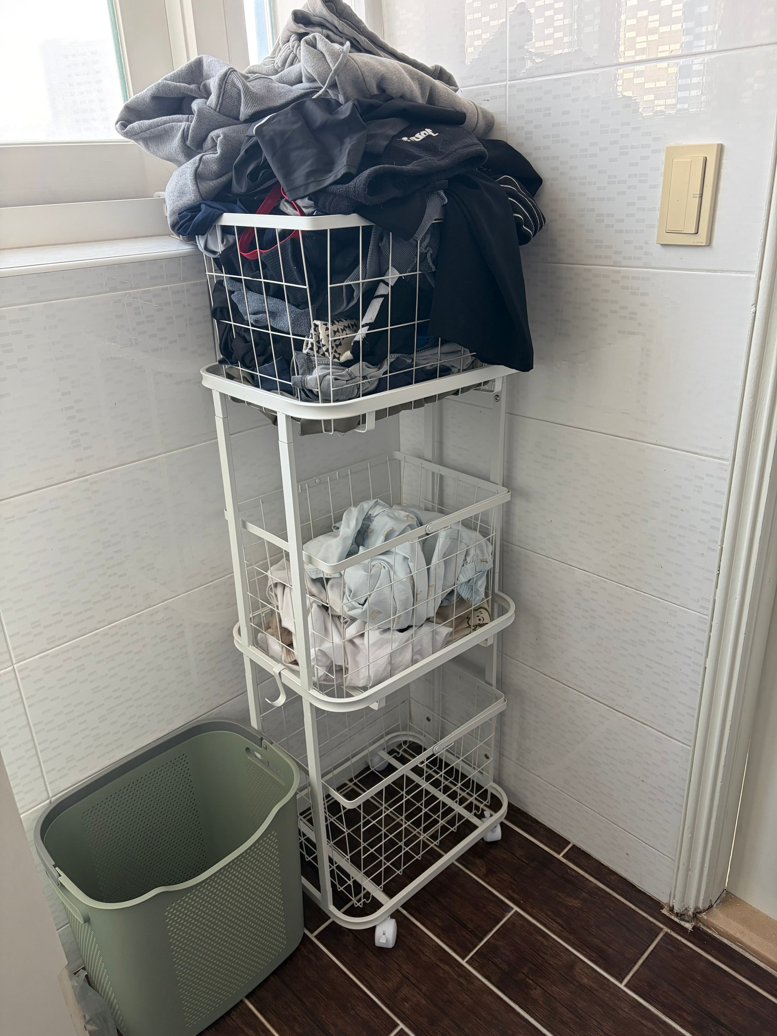 Dove 4-Frame 3-Tier Rolling Laundry Basket Trolley user photo
