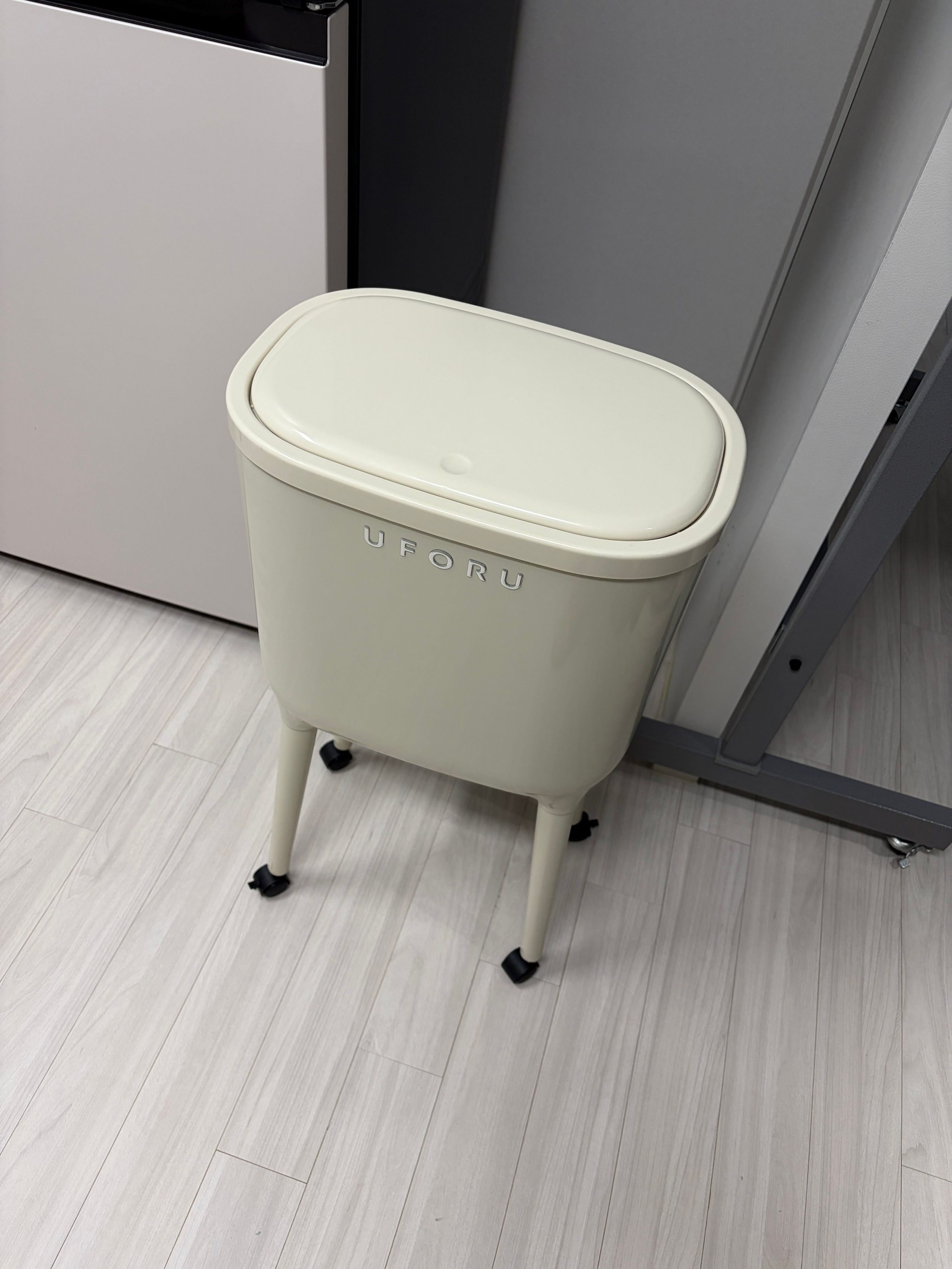 One-Touch Trash Can with Long Legs user photo