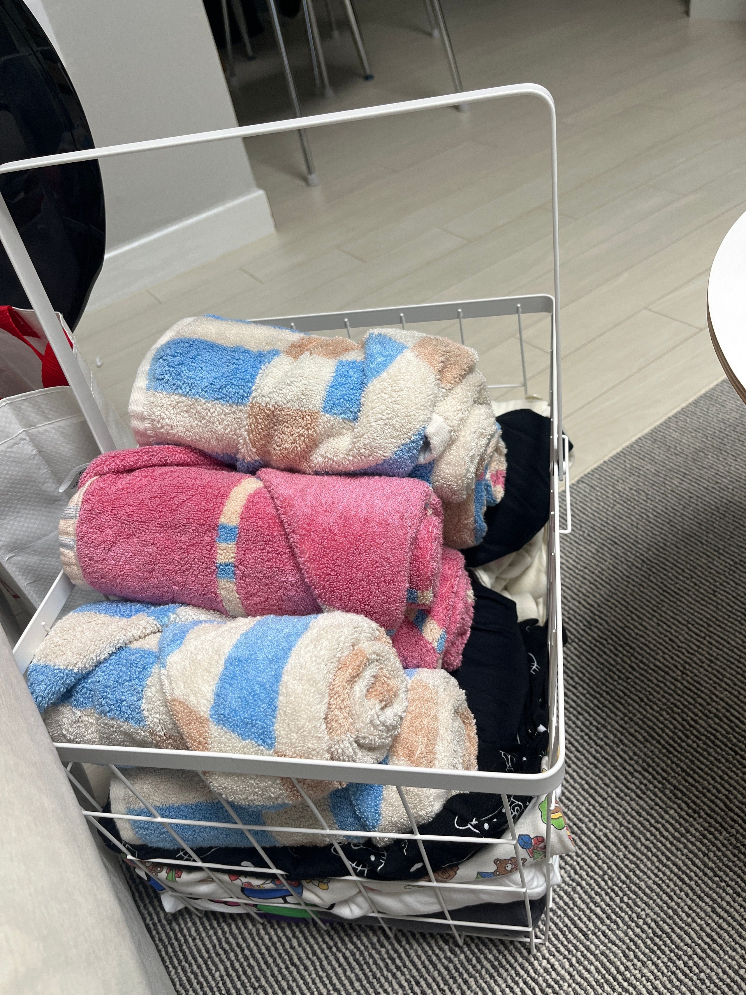 Dove 4-Frame 3-Tier Rolling Laundry Basket Trolley user photo