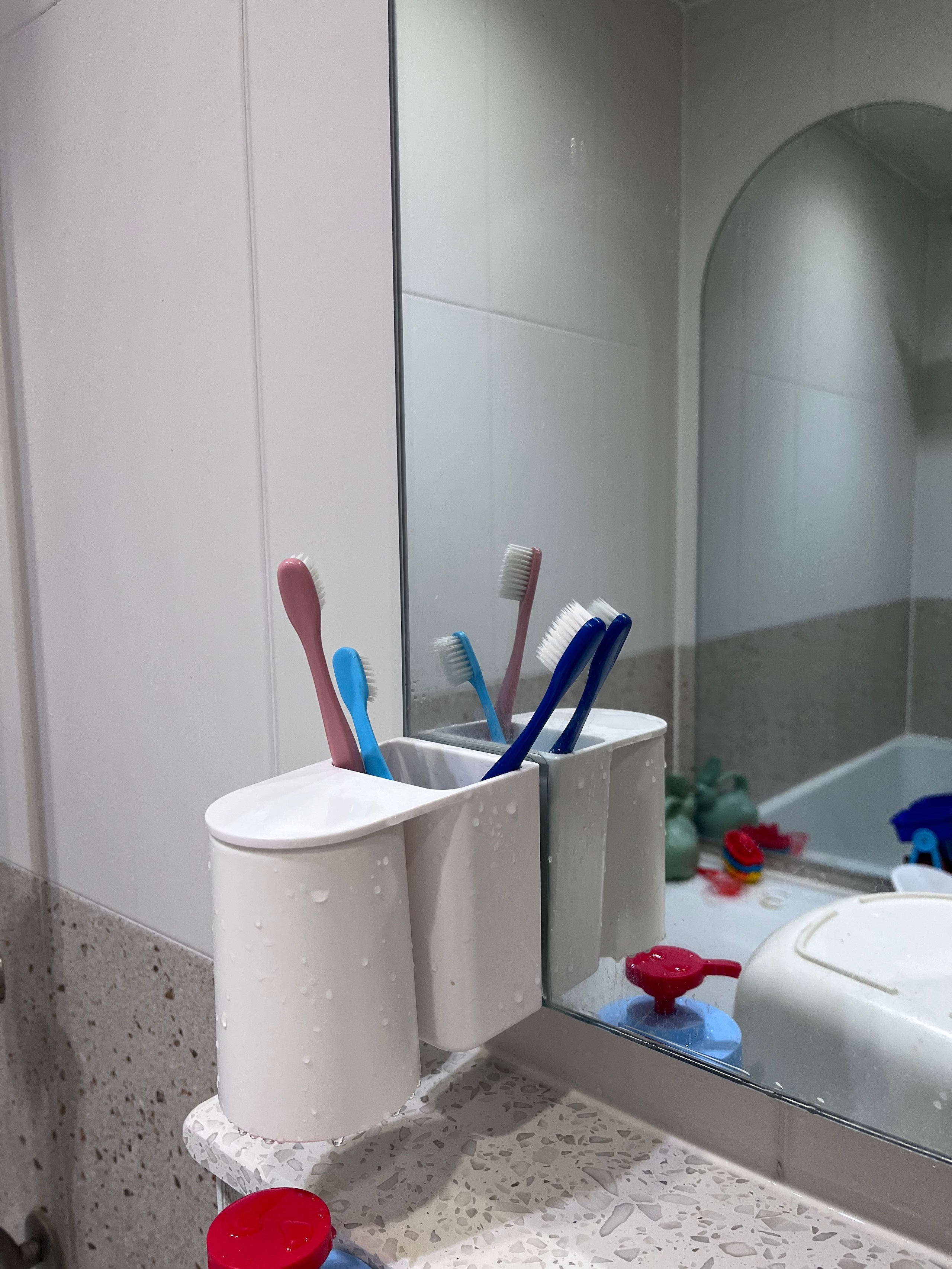 Upside-Down Magnetic Bathroom Organizer Set user photo