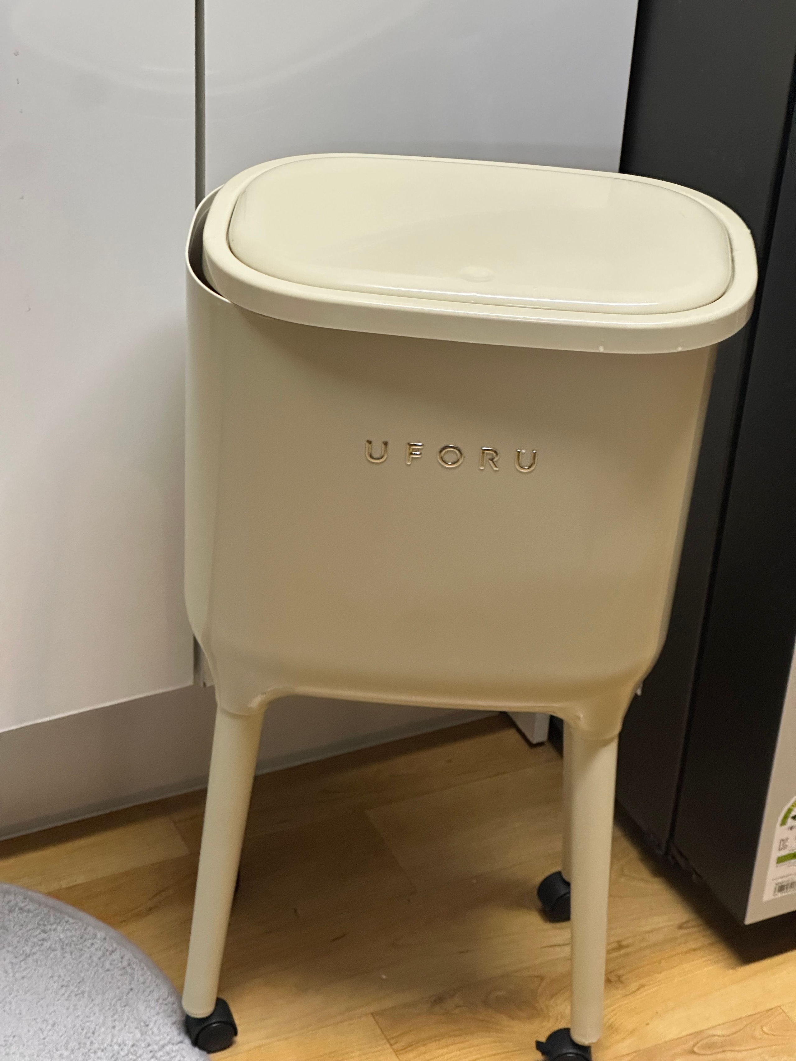 One-Touch Trash Can with Long Legs user photo