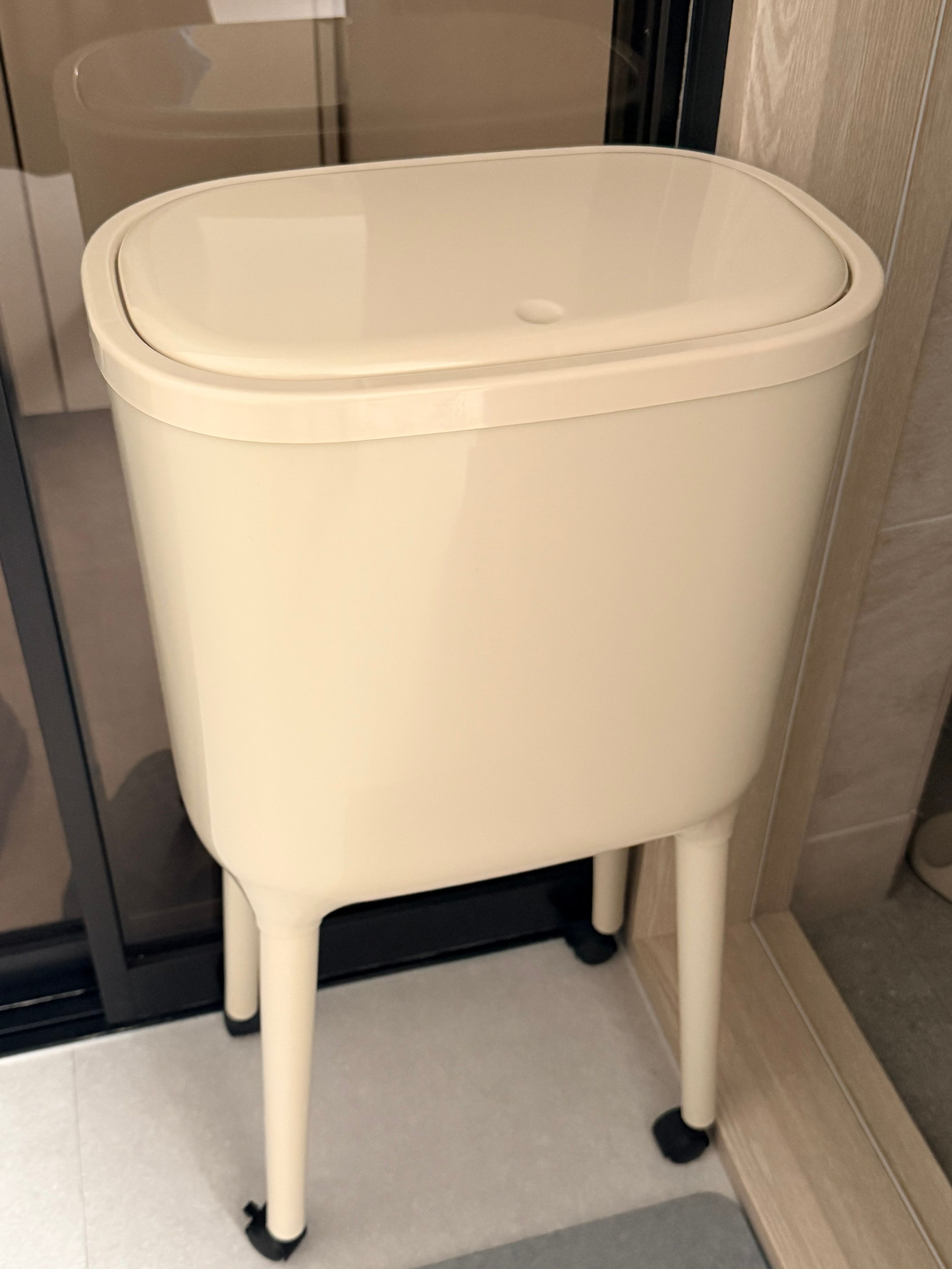 One-Touch Trash Can with Long Legs user photo
