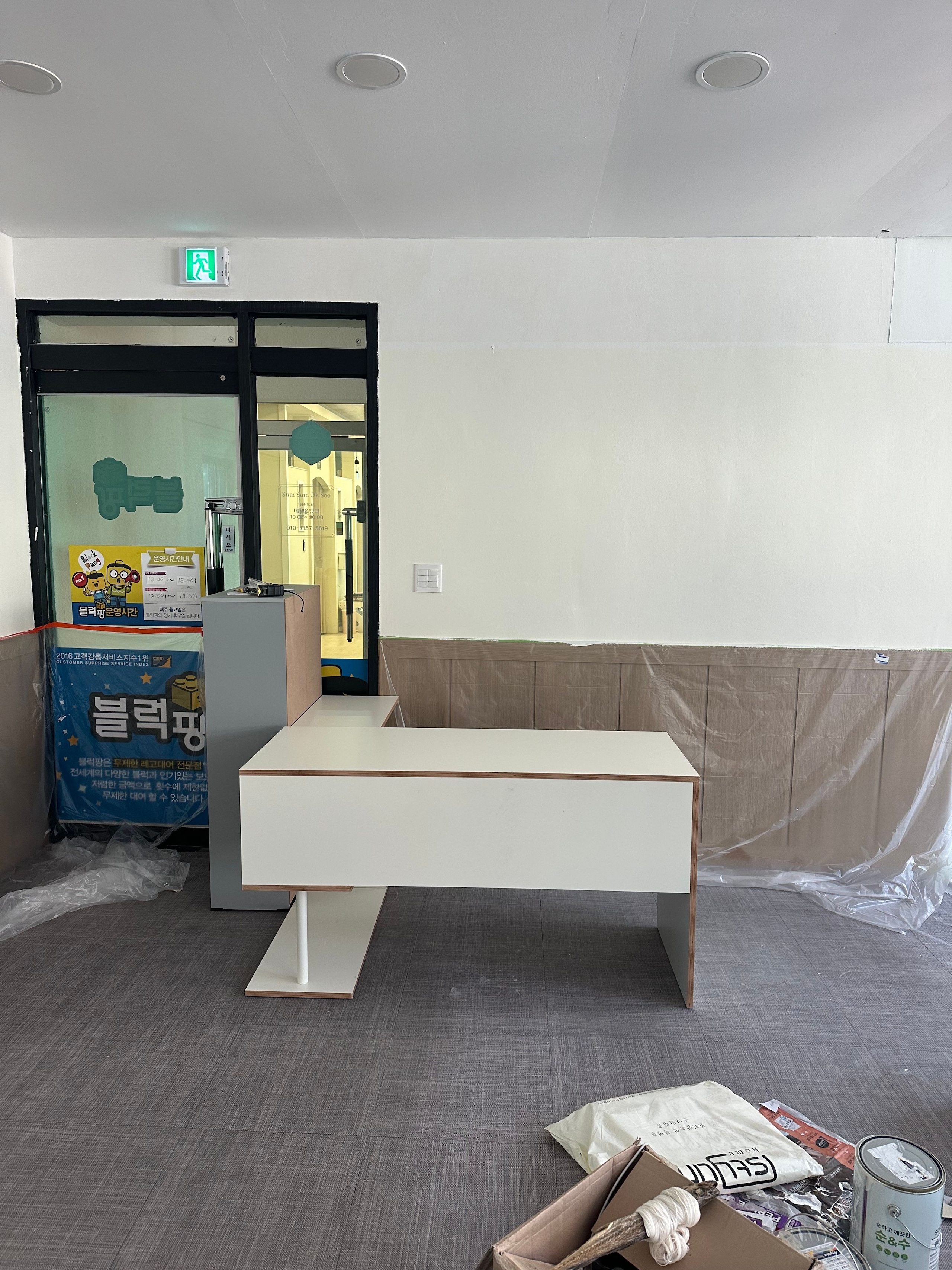Bridge E0 Corner Desk & Bookshelf Set user photo