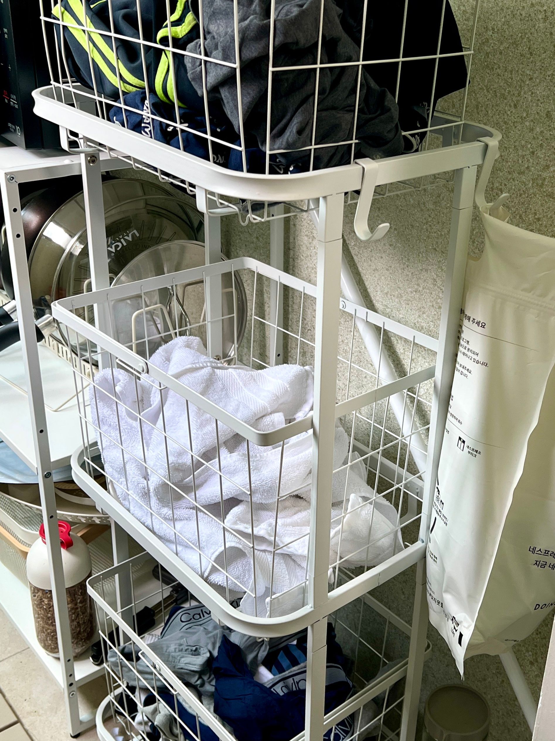 Dove 4-Frame 3-Tier Rolling Laundry Basket Trolley user photo