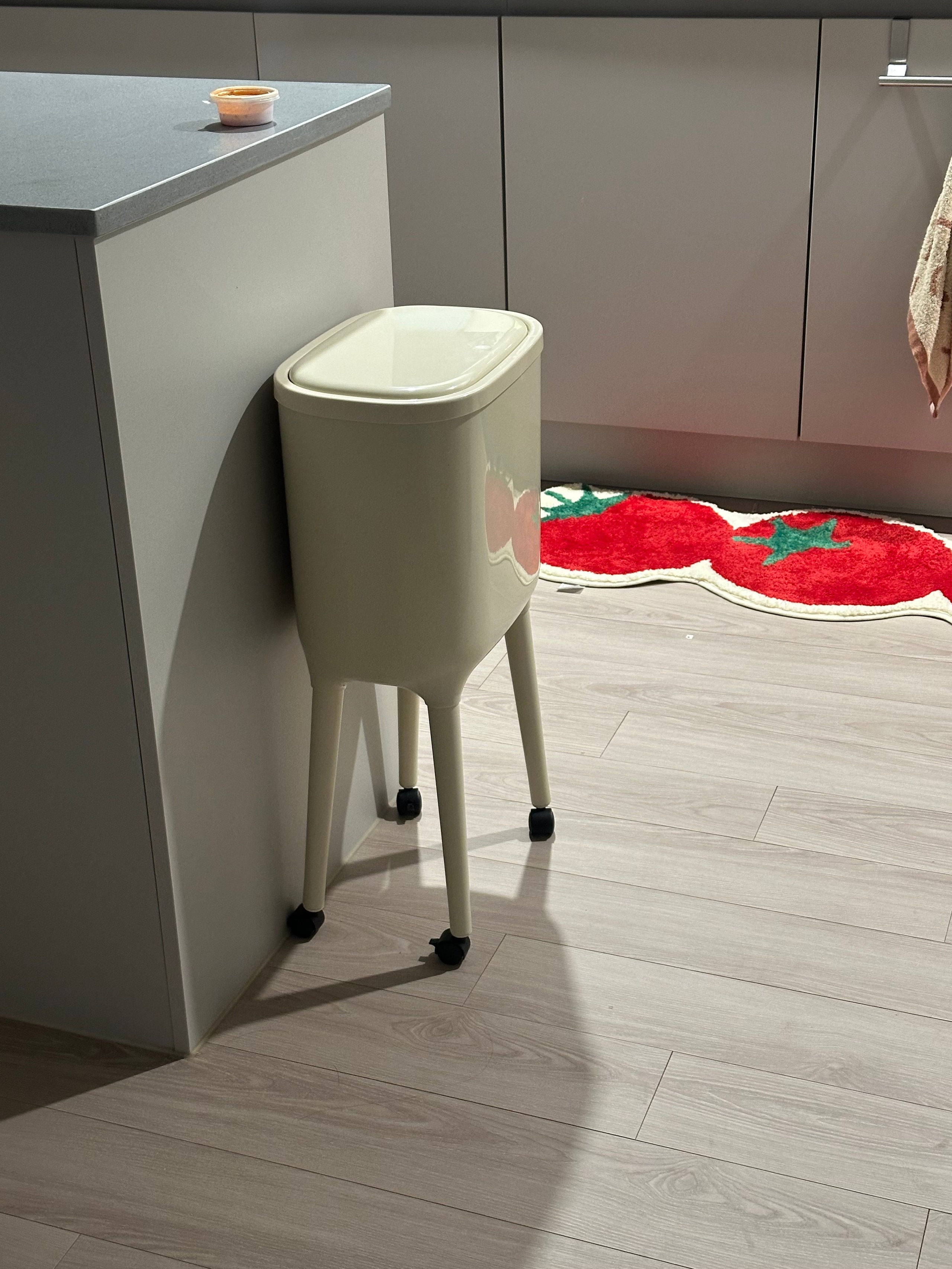 One-Touch Trash Can with Long Legs user photo