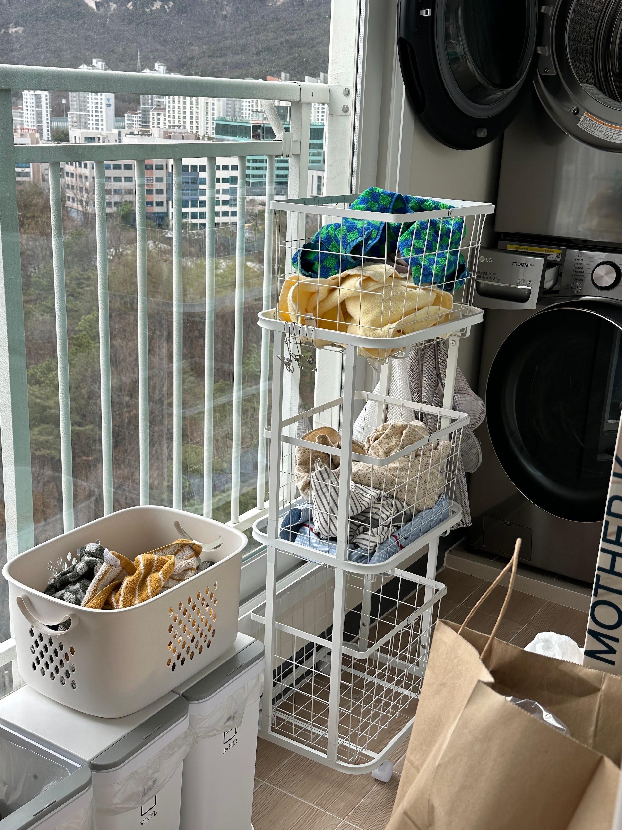 Dove 4-Frame 3-Tier Rolling Laundry Basket Trolley user photo