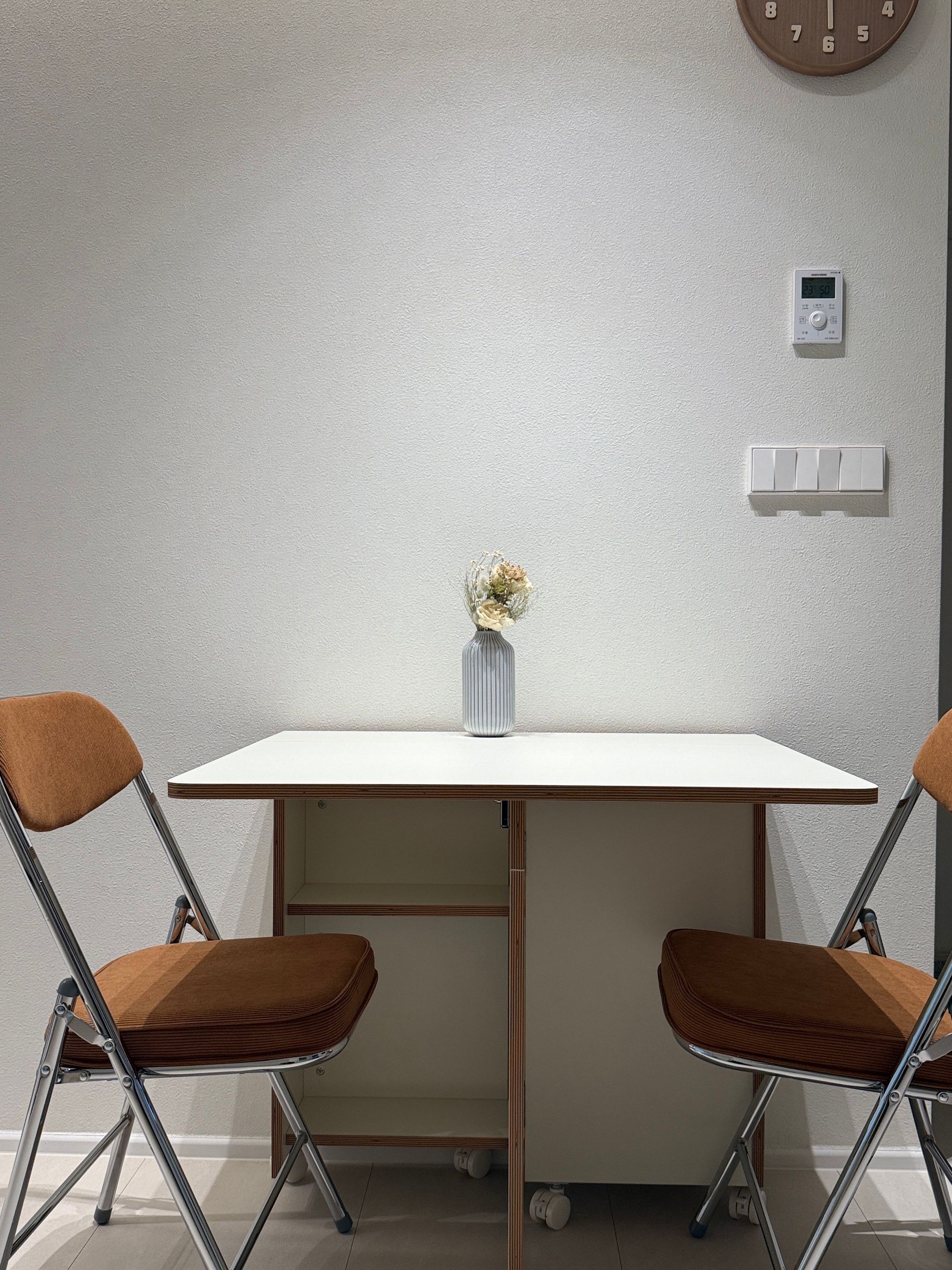 E0 Round Extendable Rolling Dining Table with Storage user photo