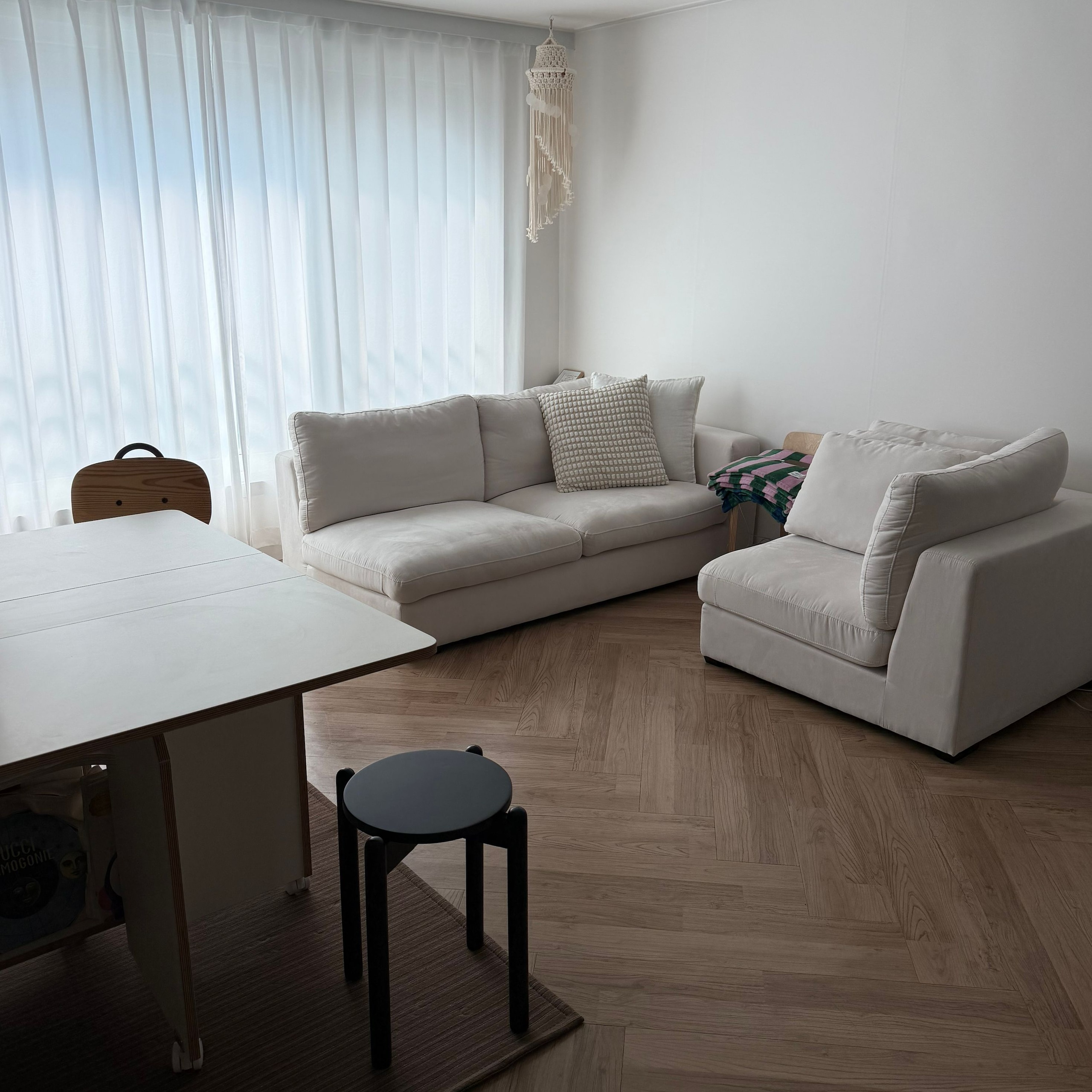 E0 Round Extendable Rolling Dining Table with Storage user photo