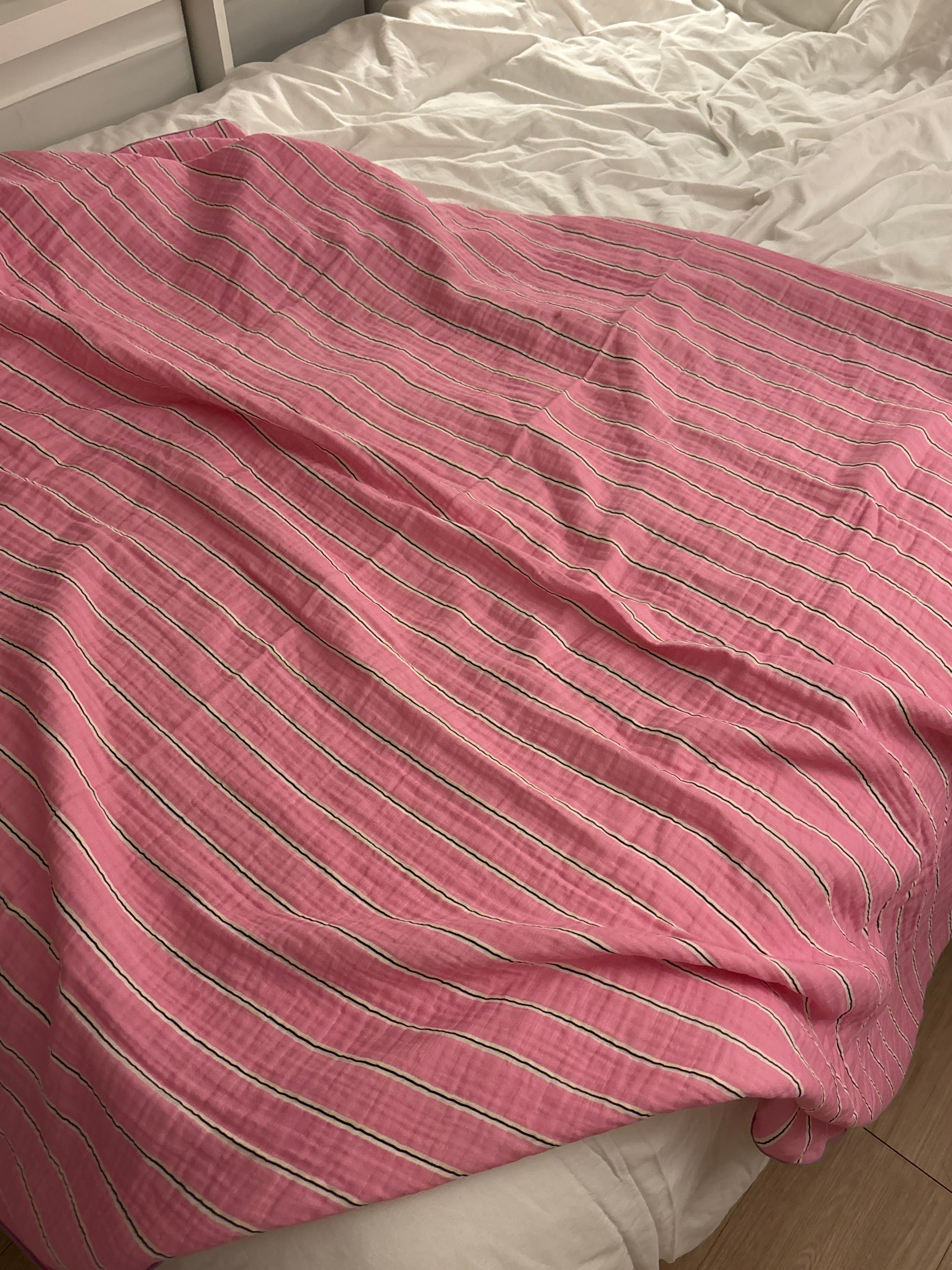 Neon Stripe 3-Layer Gauze Blanket user photo