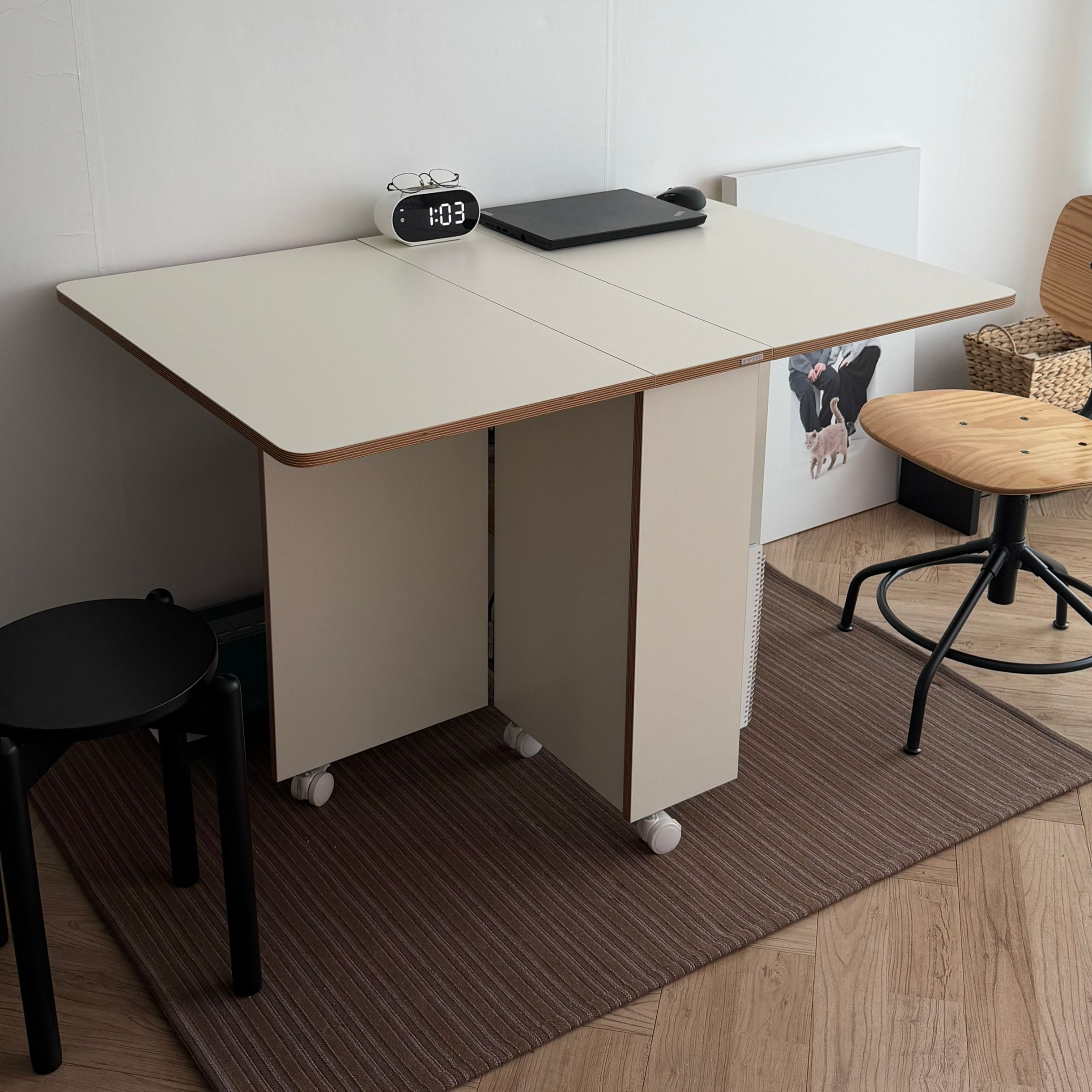 E0 Round Extendable Rolling Dining Table with Storage user photo