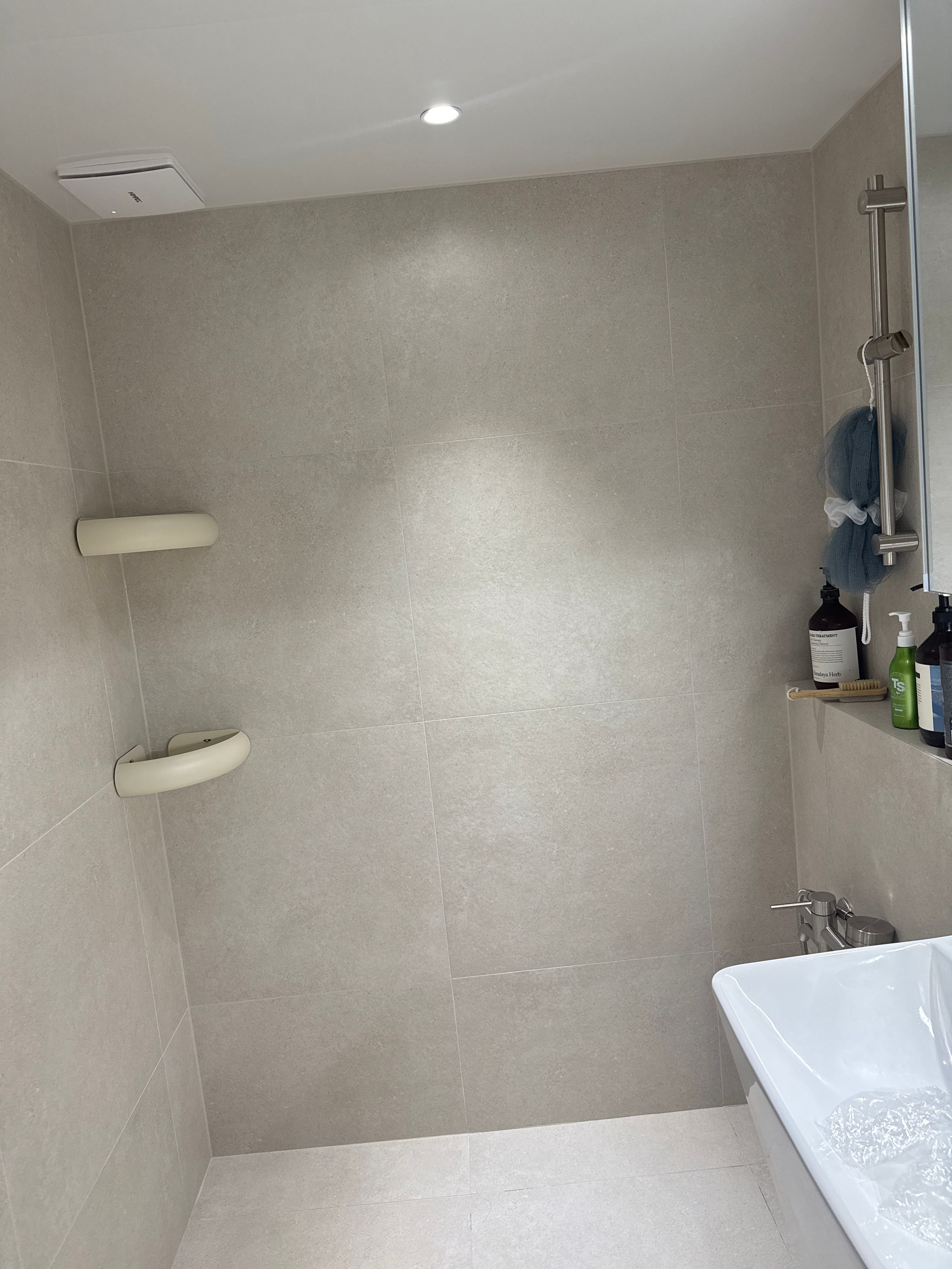 No-Drill Aluminum Bathroom Corner Shelf user photo