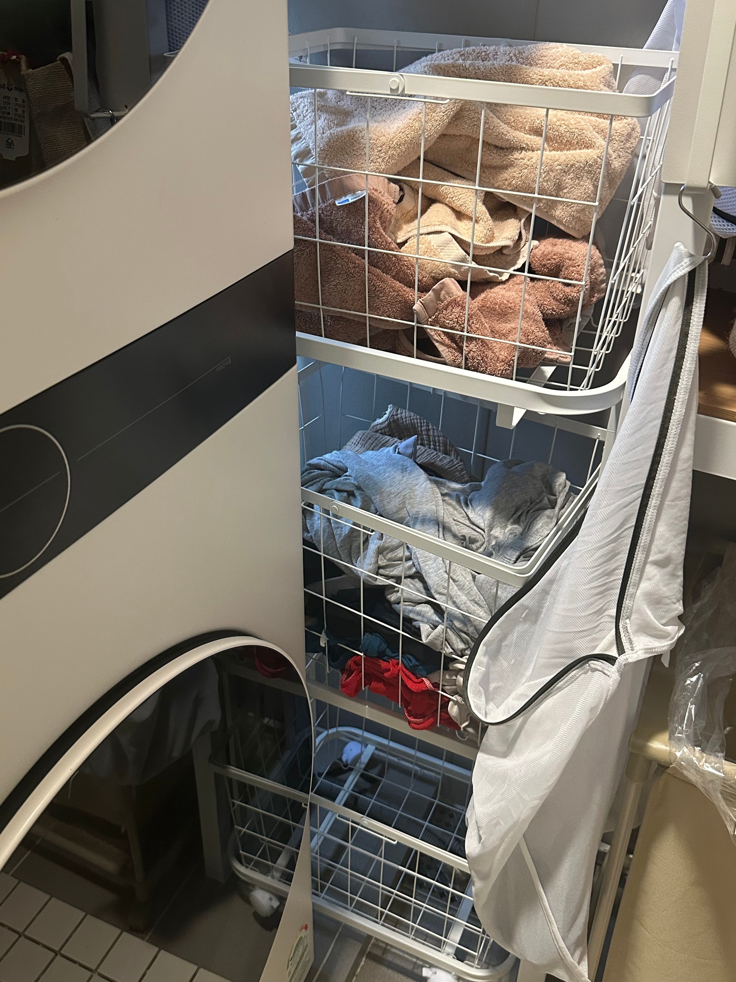 Dove 4-Frame 3-Tier Rolling Laundry Basket Trolley user photo