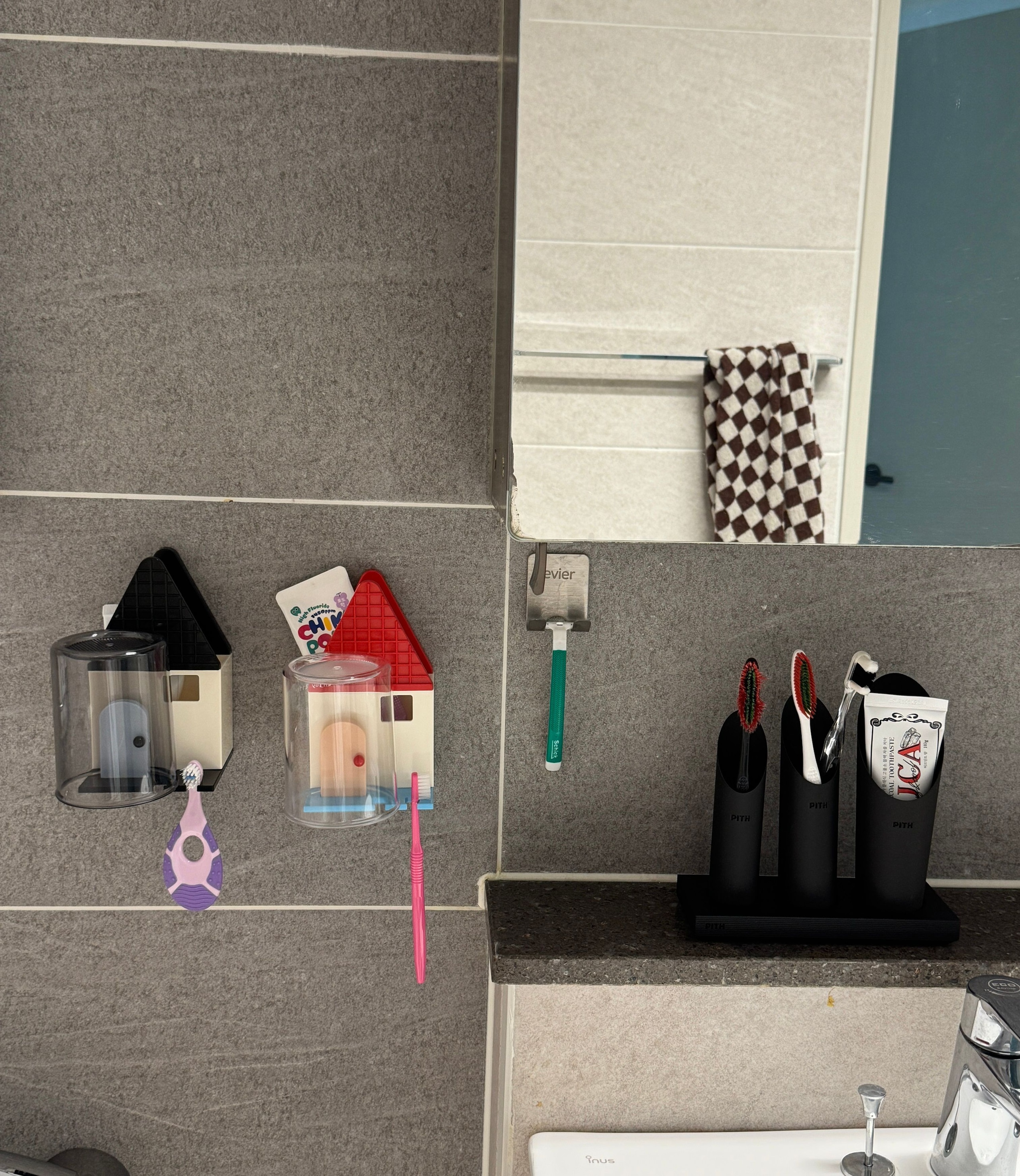 Flip House Toothbrush Holder Set user photo