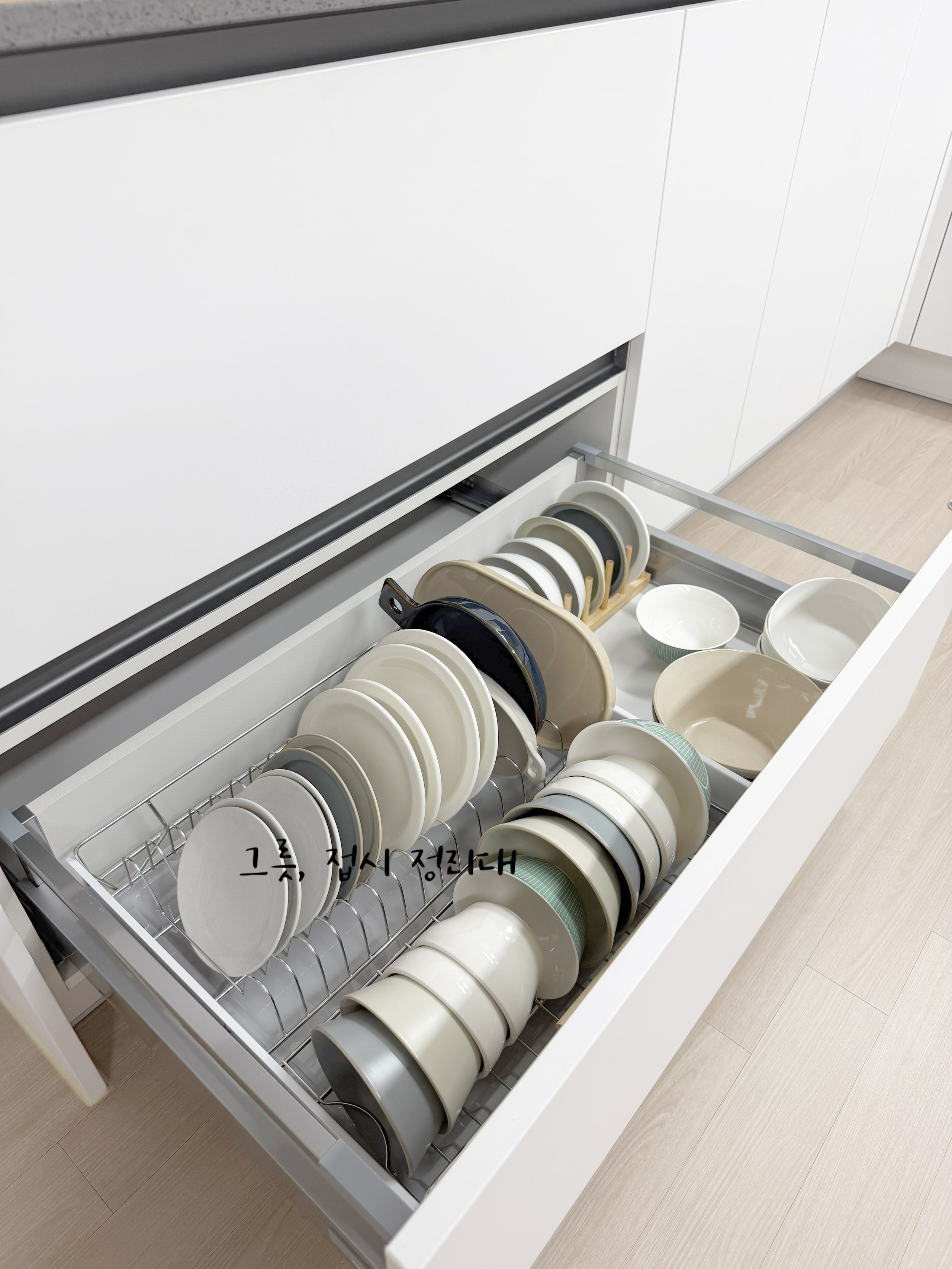 Sliding Dish Rack with Wood Handles user photo