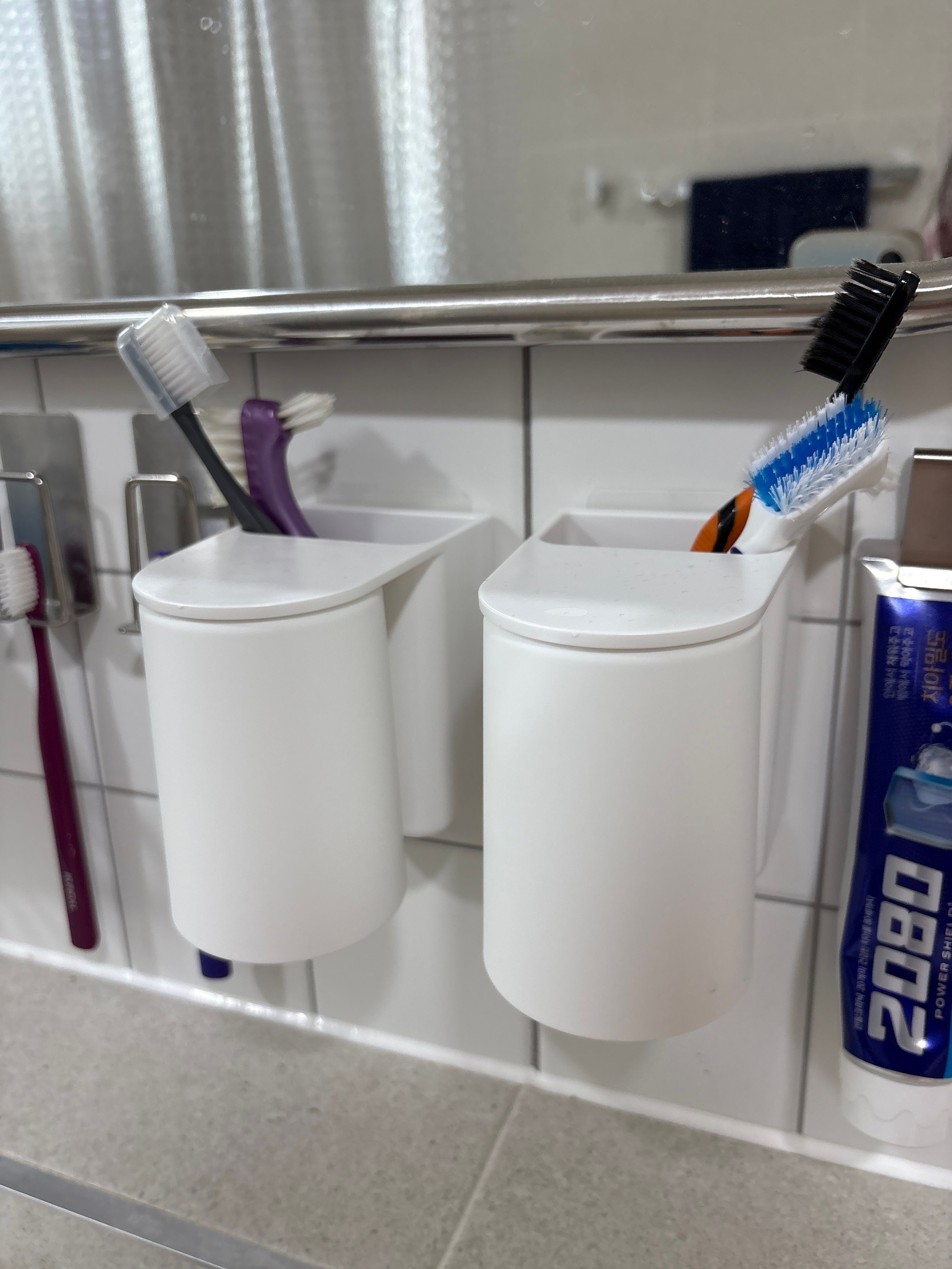 Upside-Down Magnetic Bathroom Organizer Set user photo