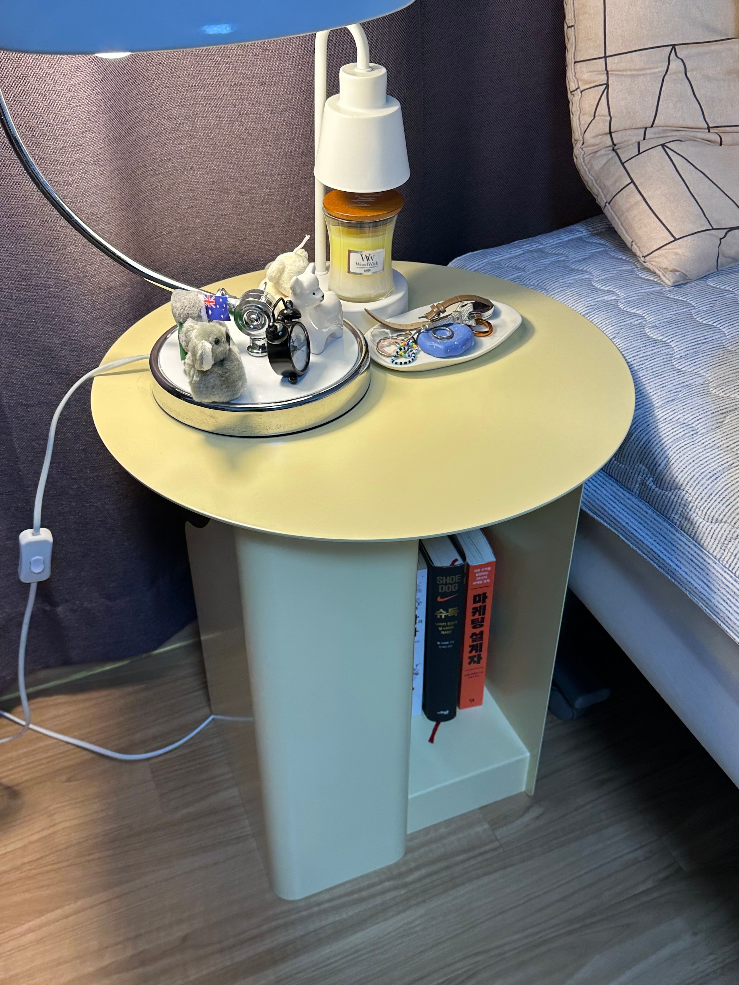 Round Side Table with Built-In Bookshelf user photo