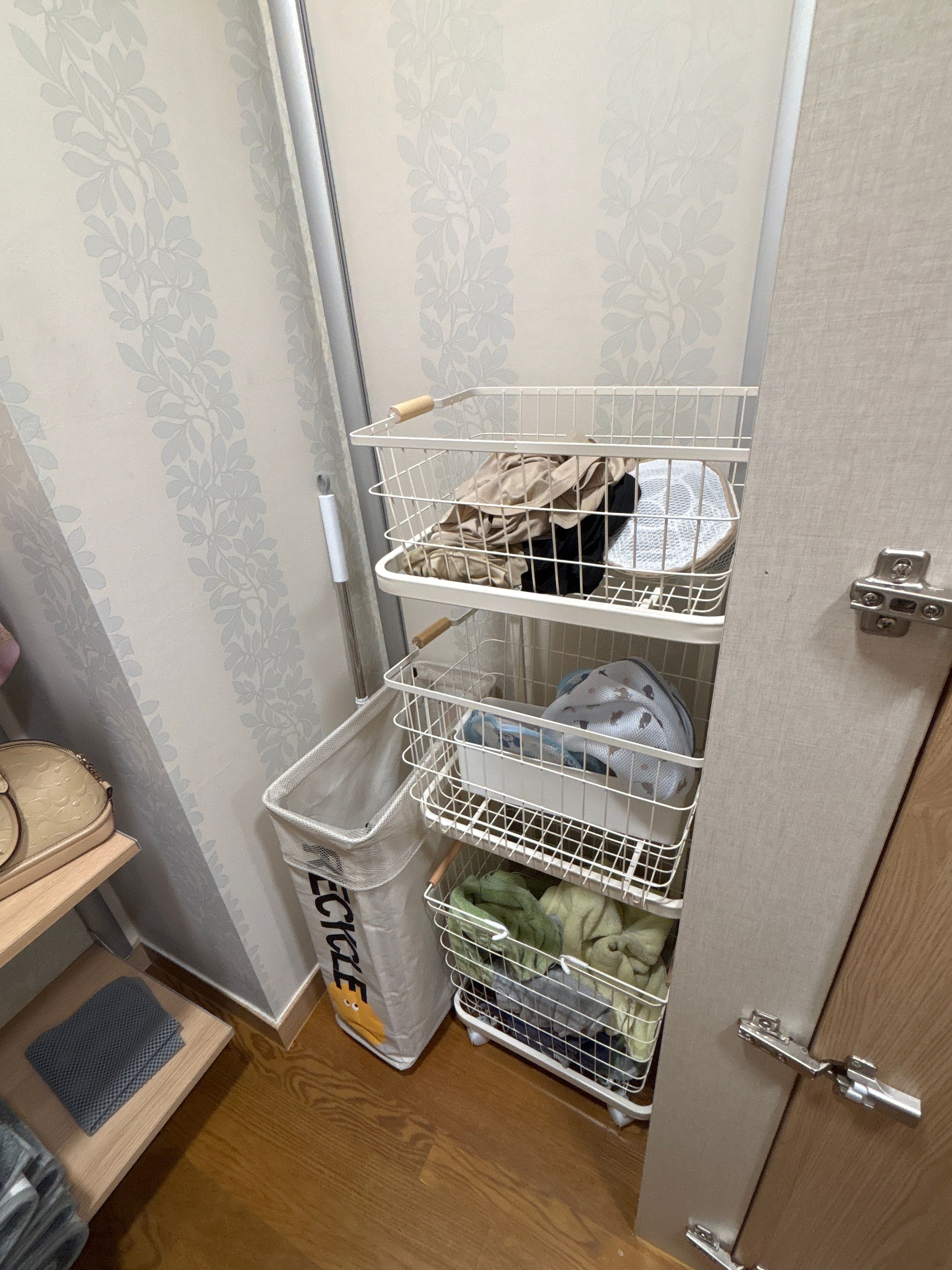 Rollbin Vibe 3-Tier Rolling Laundry Cart user photo