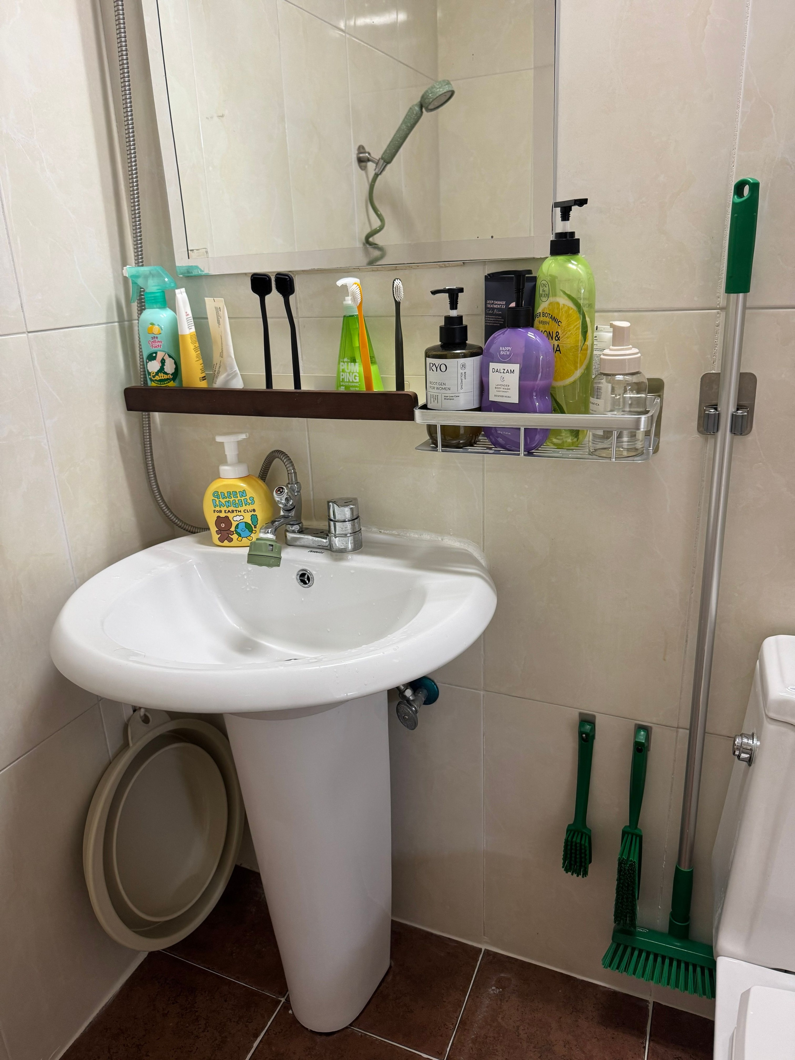 Screw-Lock No-Drill Bathroom Shelf user photo