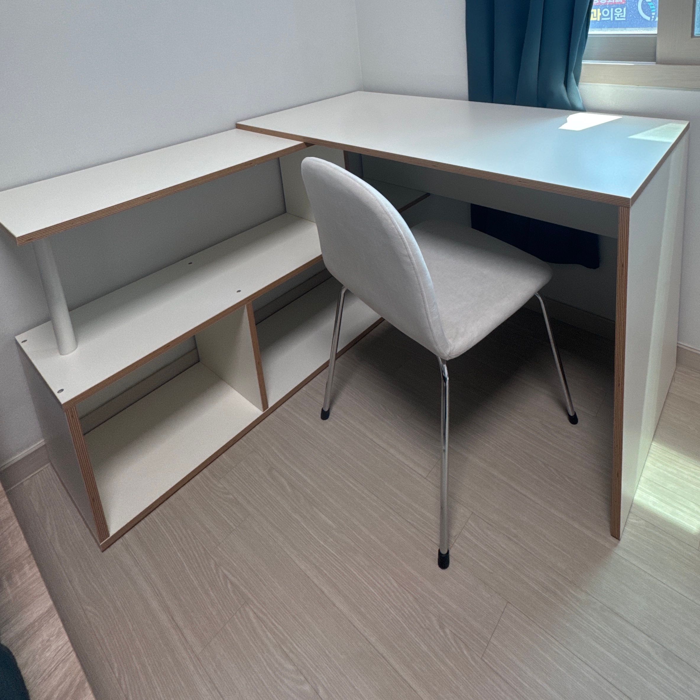 Bridge E0 Corner Desk & Bookshelf Set user photo