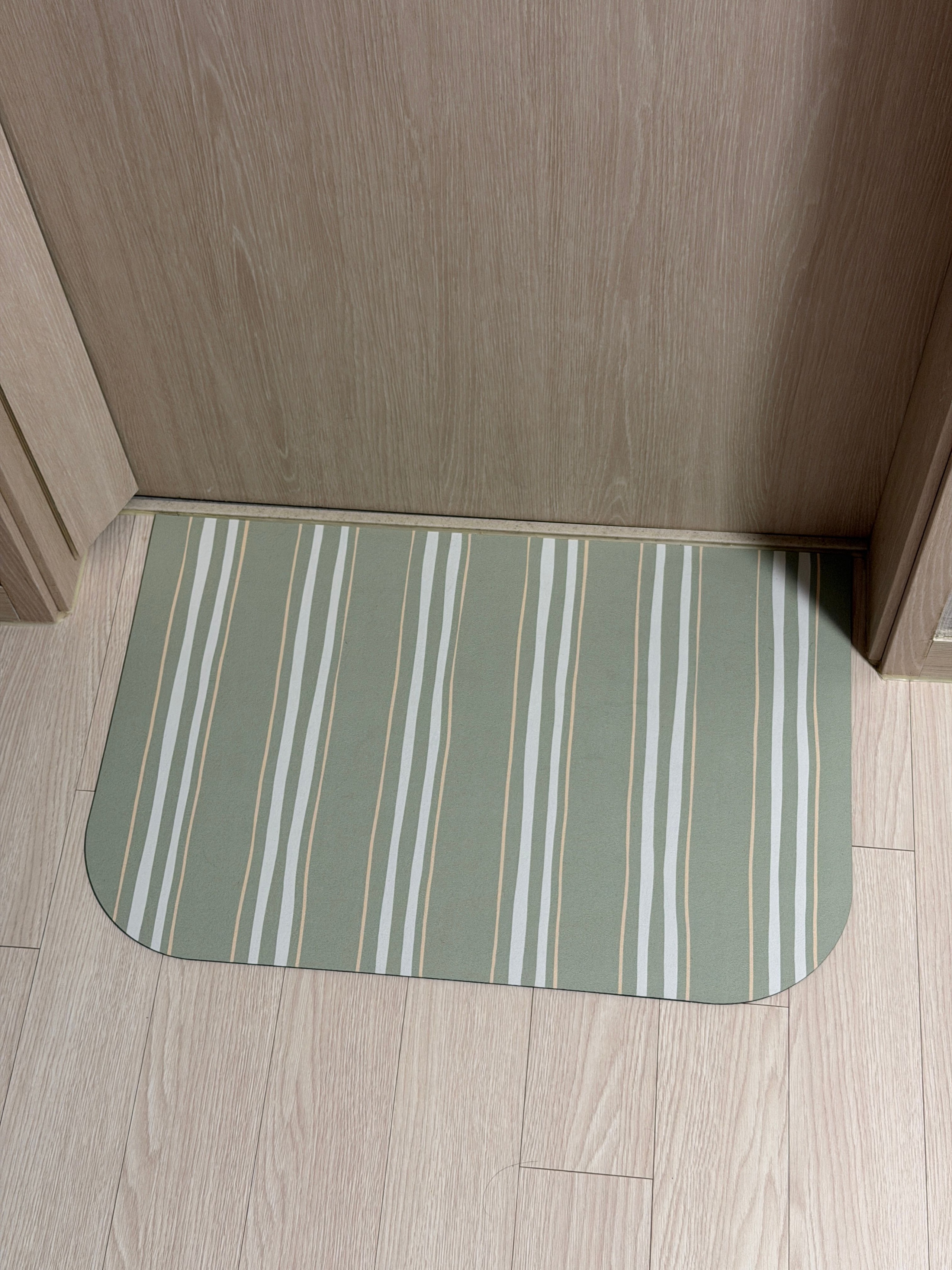 Washable Stripe Diatomite Shape Bath Mat user photo