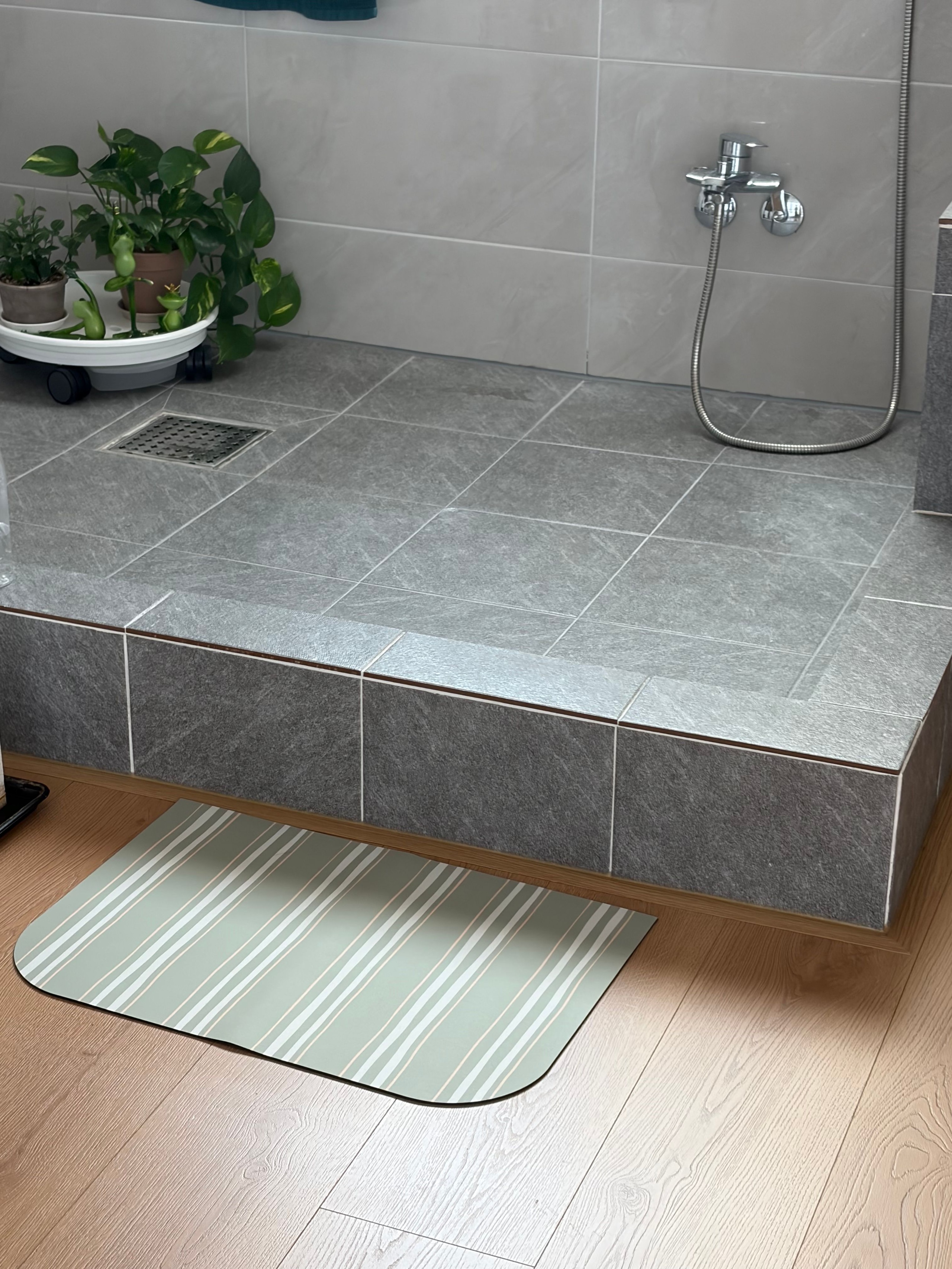 Washable Stripe Diatomite Shape Bath Mat user photo