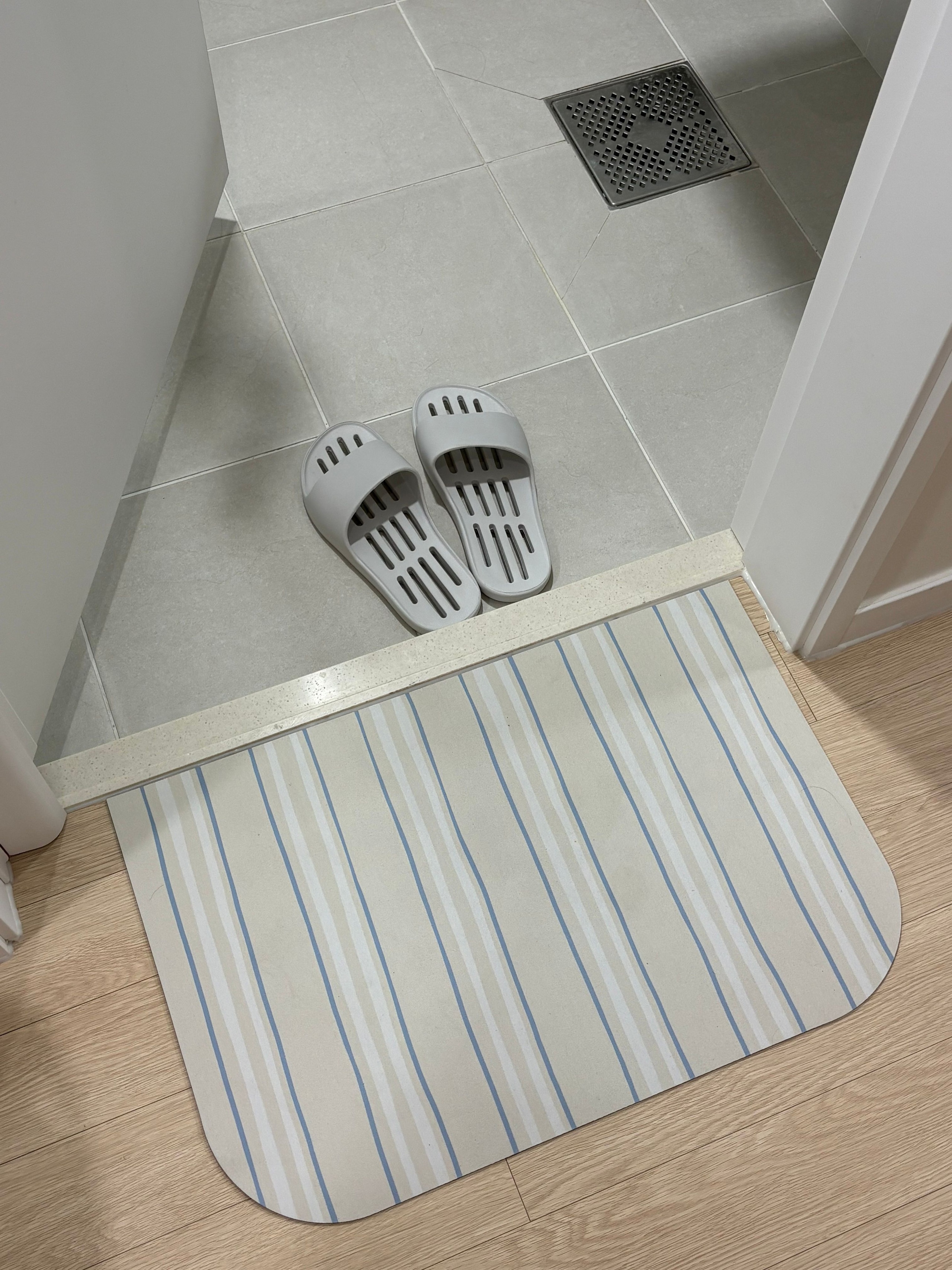 Washable Stripe Diatomite Shape Bath Mat user photo
