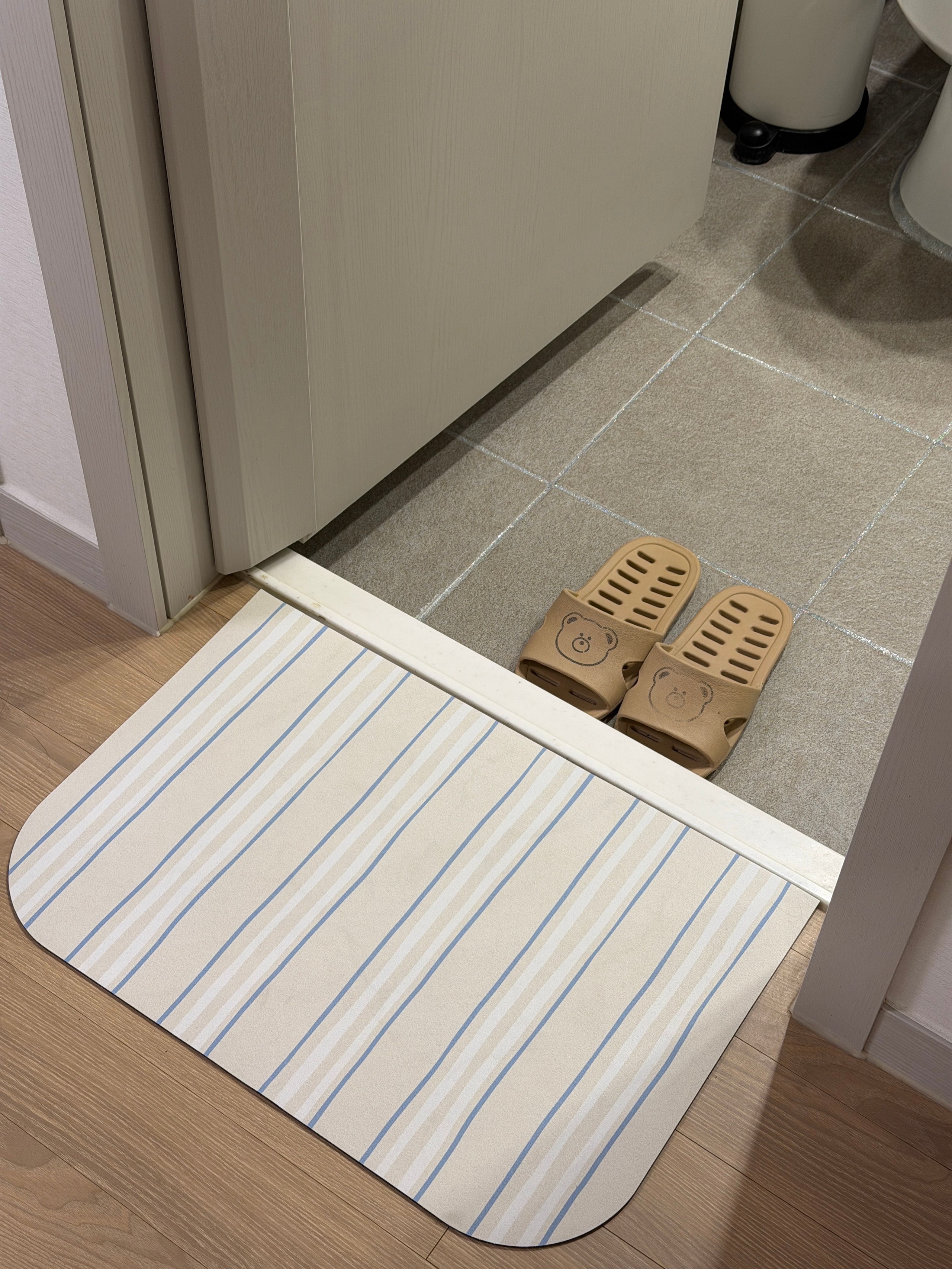 Washable Stripe Diatomite Shape Bath Mat user photo