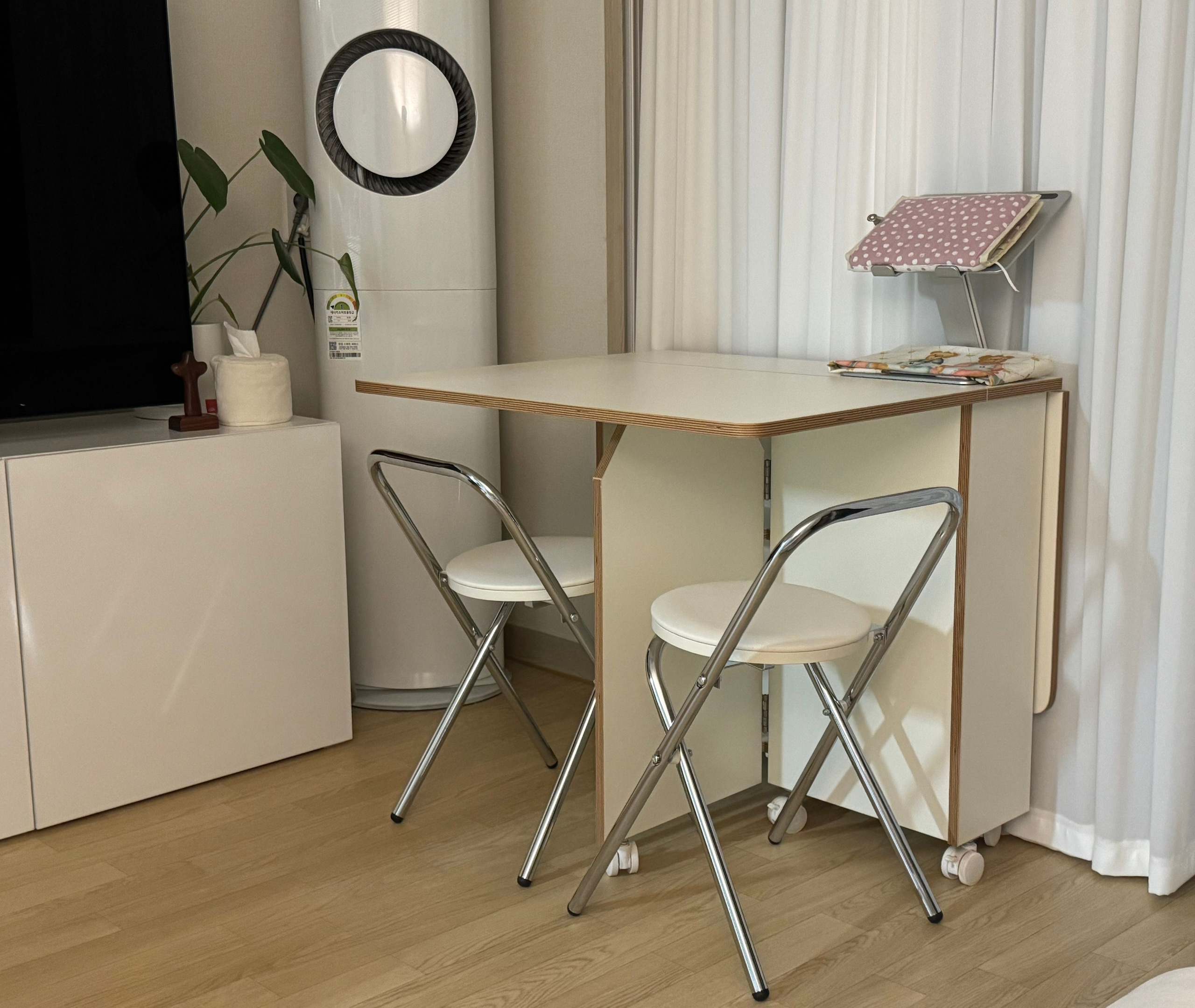 E0 Round Extendable Rolling Dining Table with Storage user photo