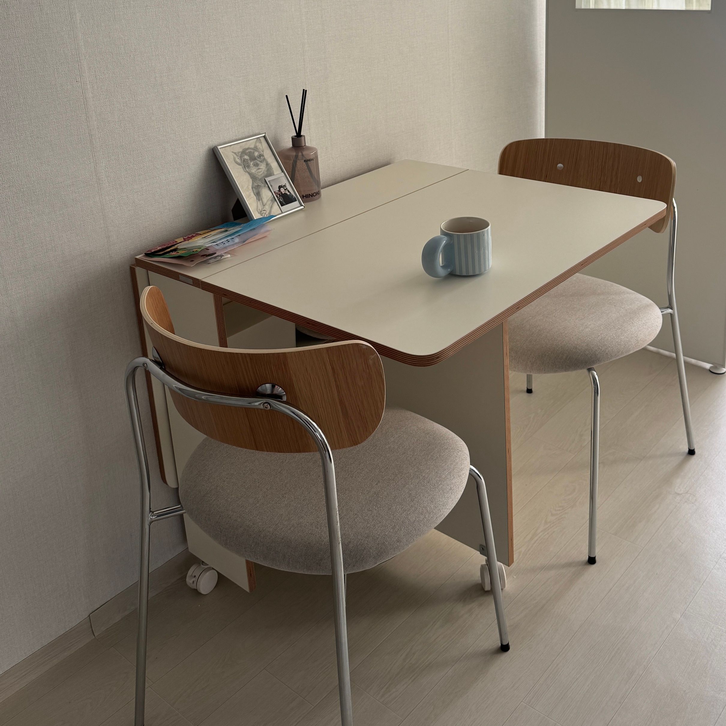 E0 Round Extendable Rolling Dining Table with Storage user photo