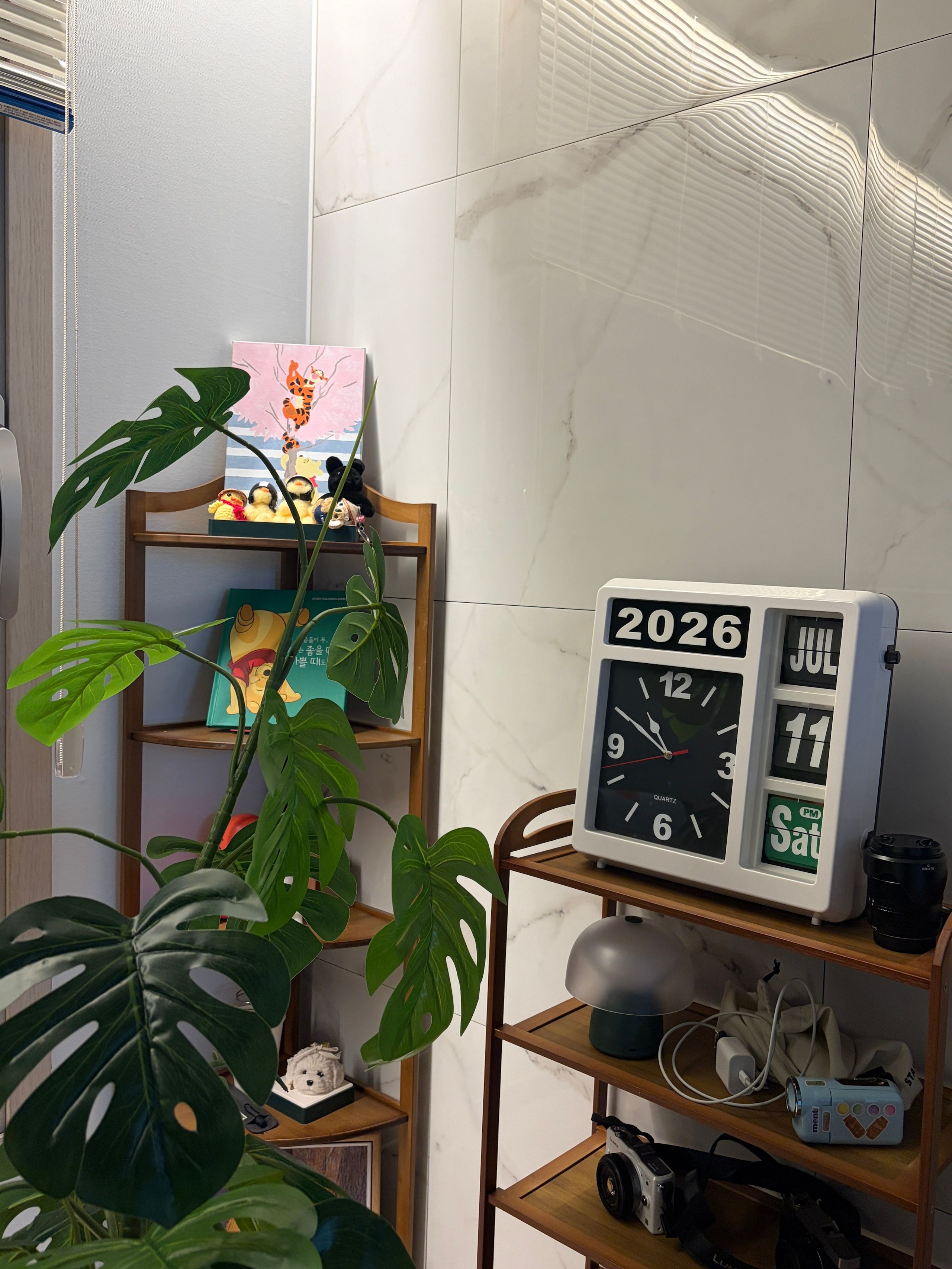 Wemble Silent Flip Perpetual Calendar Wall Clock user photo