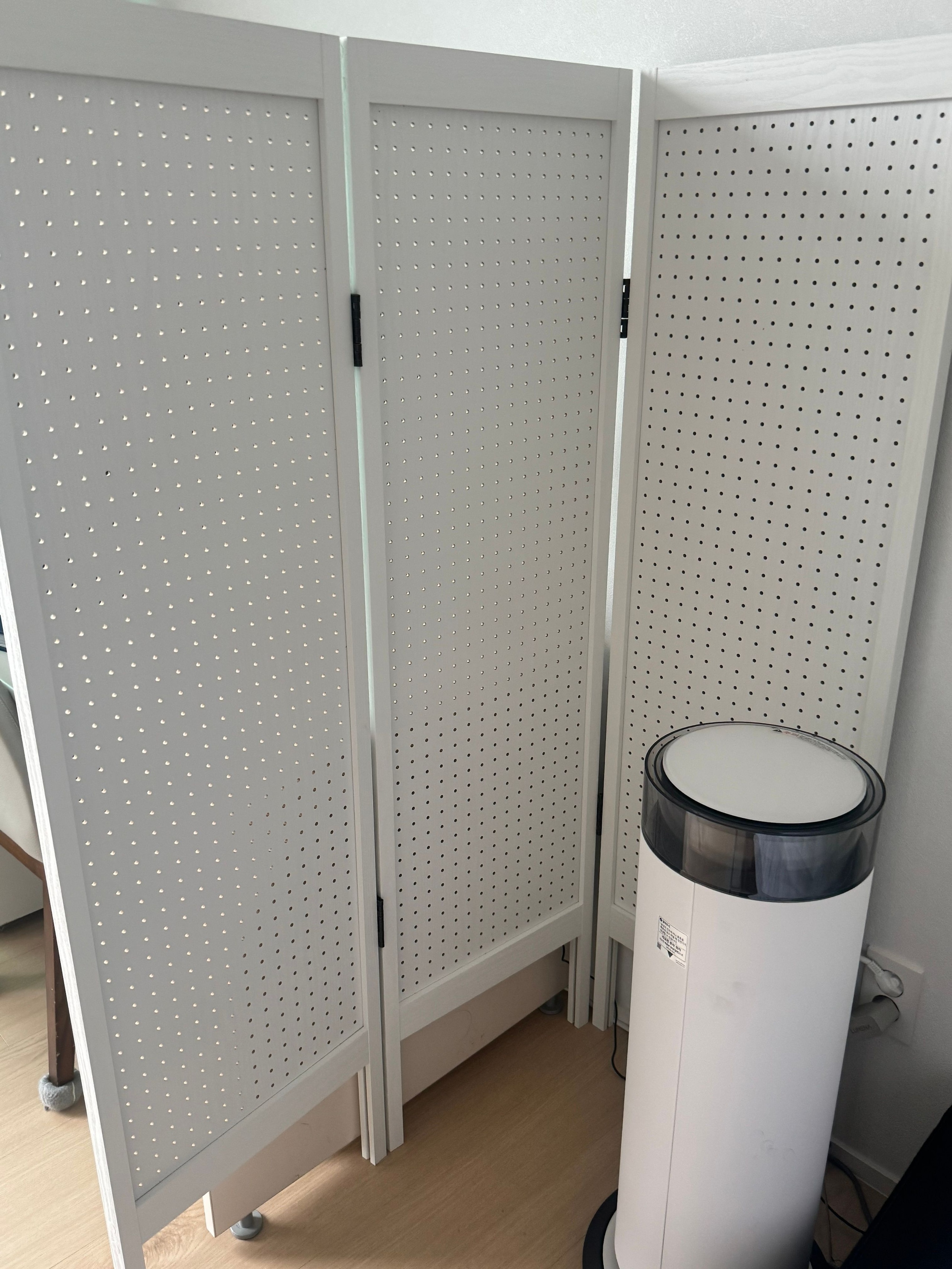 Vine 3-Panel Pegboard Standing Partition user photo