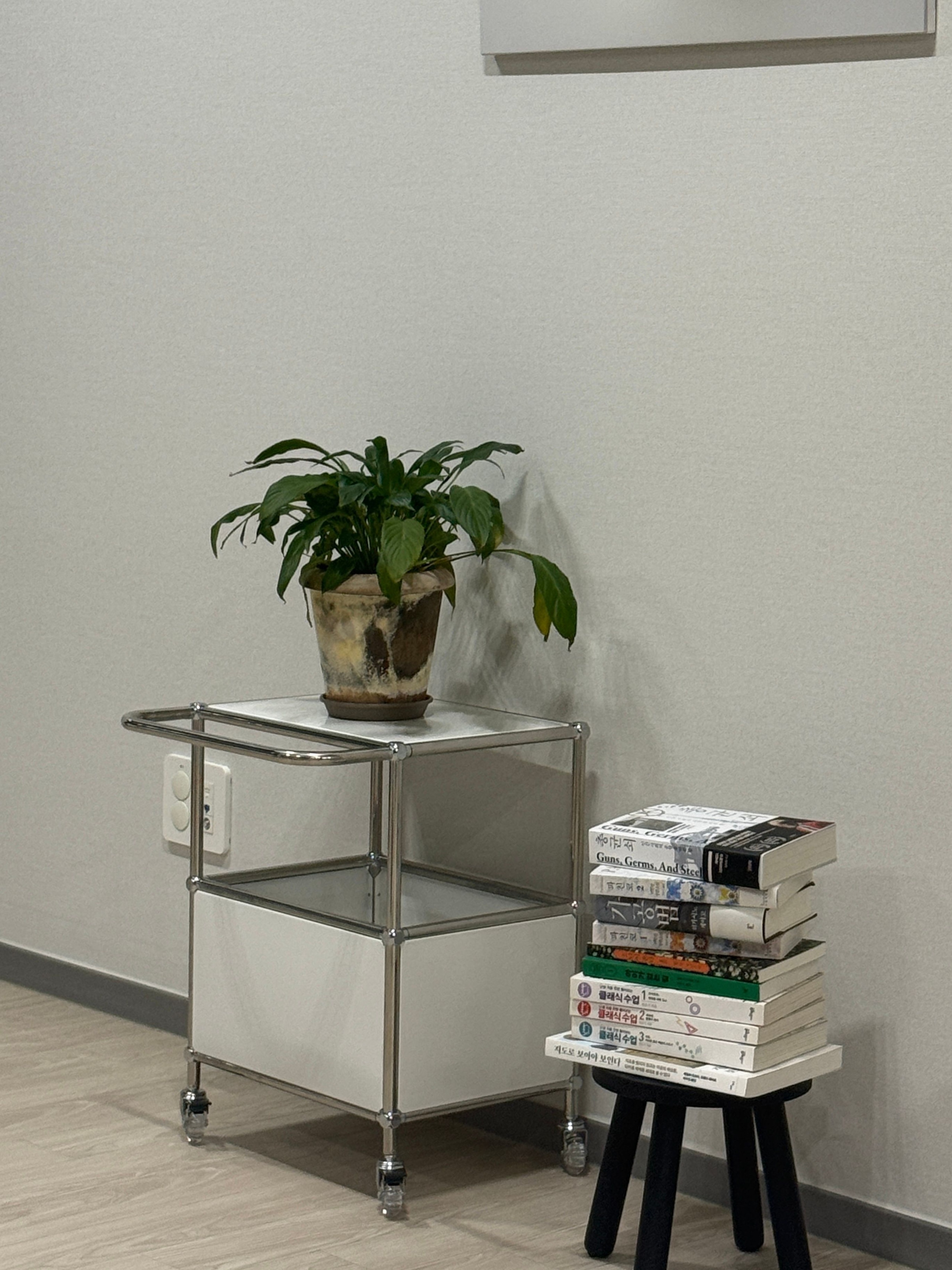 Ink Cube Modern Rolling Bar Cart user photo