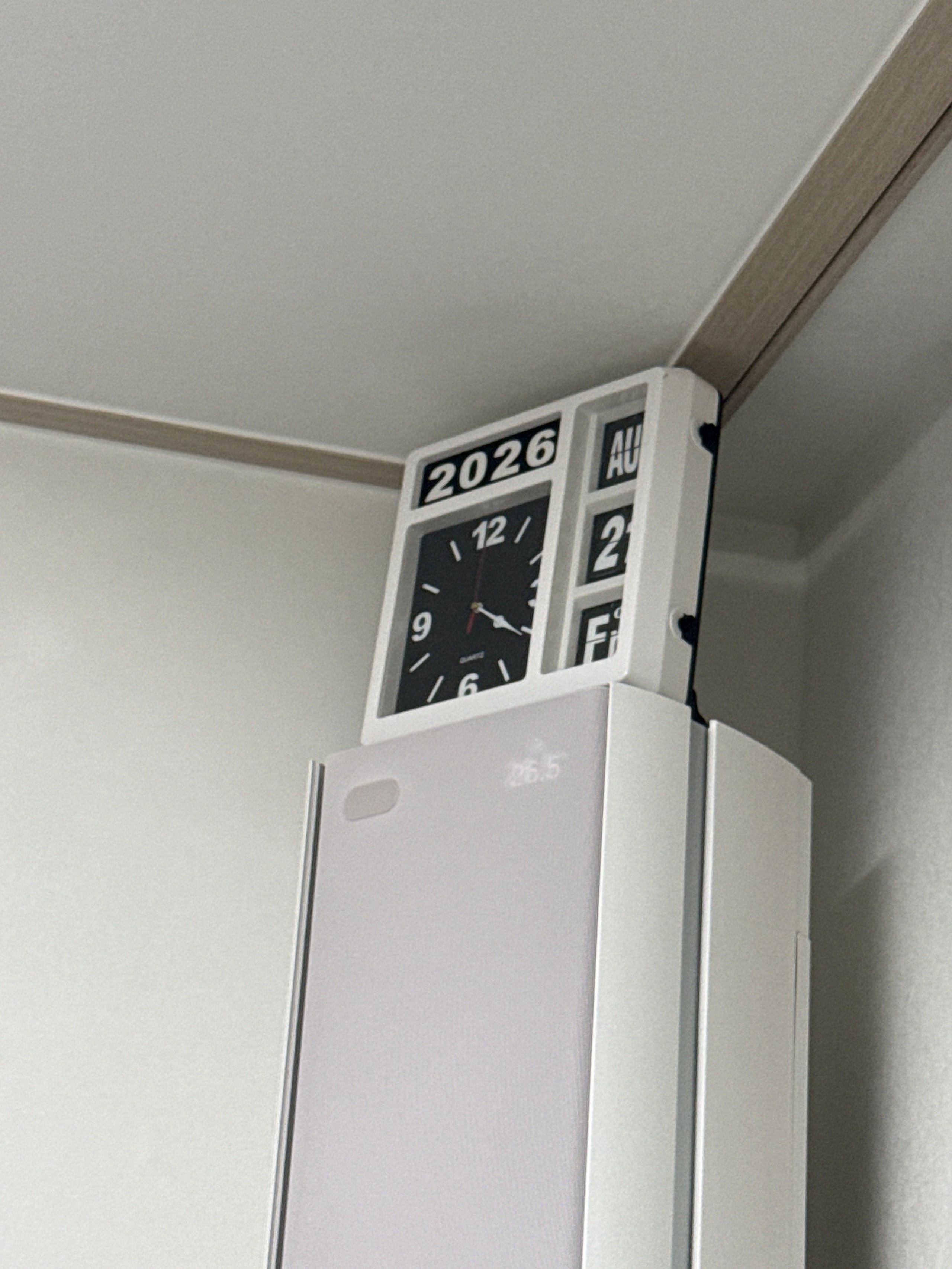 Wemble Silent Flip Perpetual Calendar Wall Clock user photo