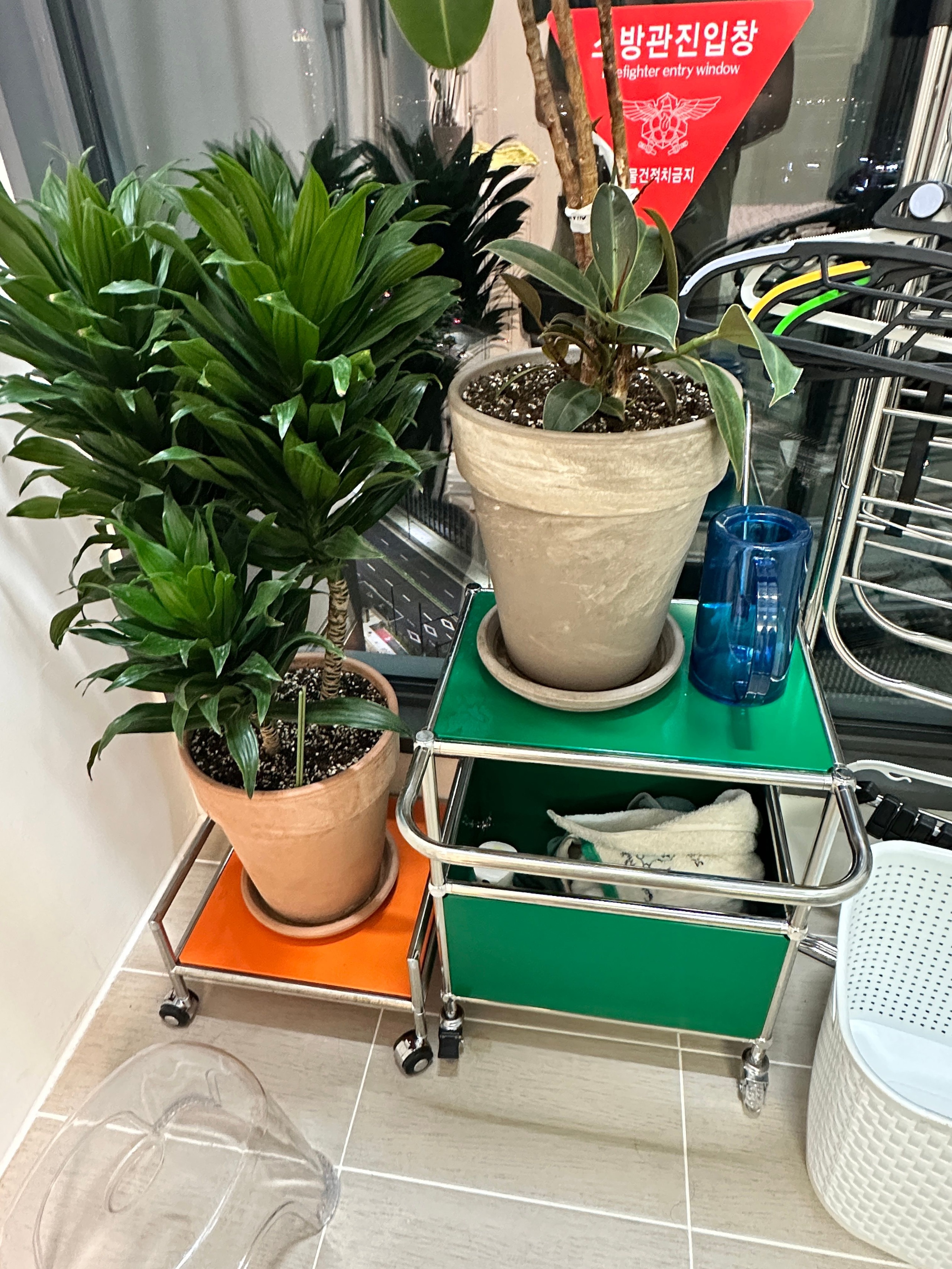 Ink Cube Modern Rolling Bar Cart user photo