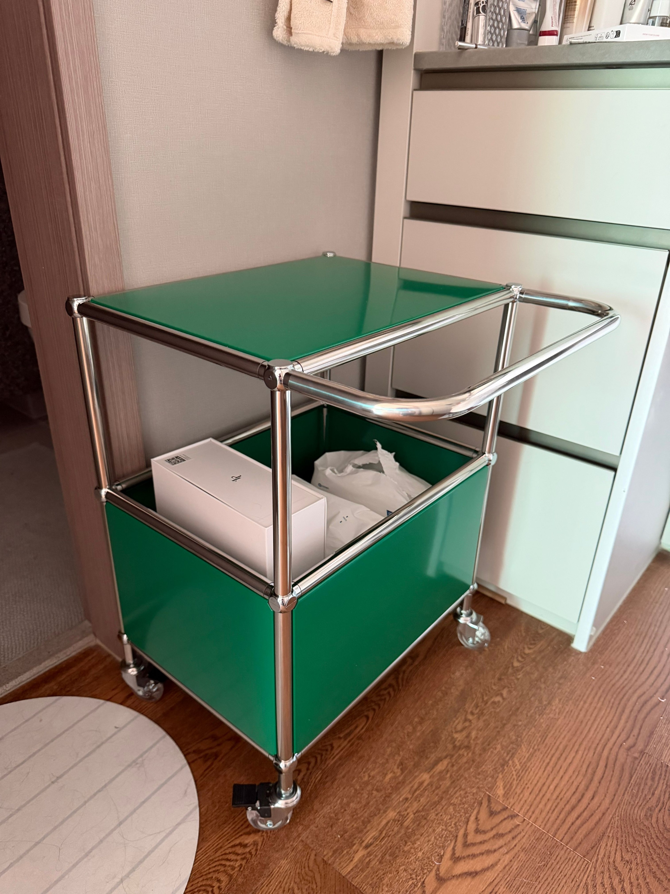Ink Cube Modern Rolling Bar Cart user photo