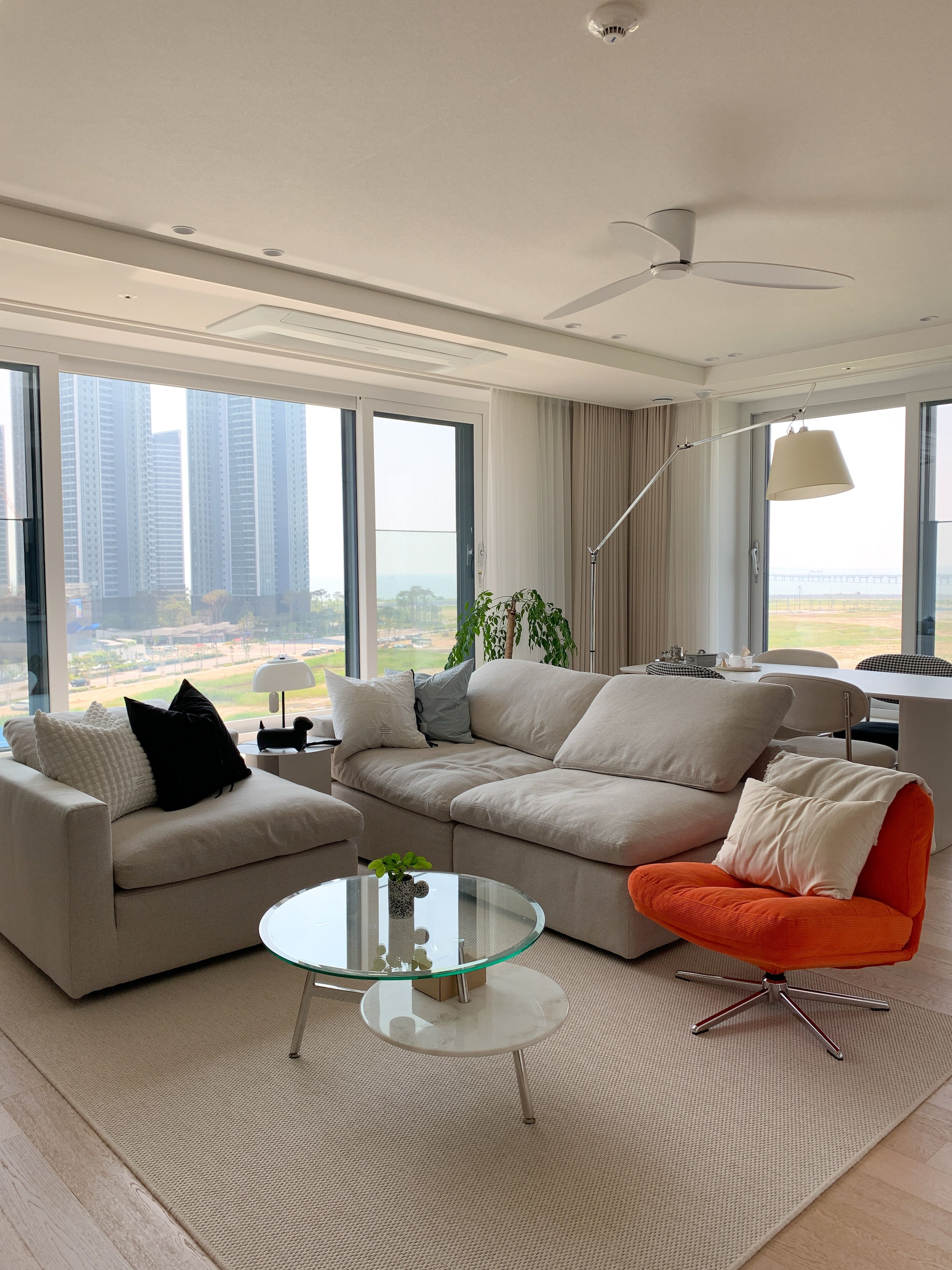 Round Side Table with Built-In Bookshelf user photo