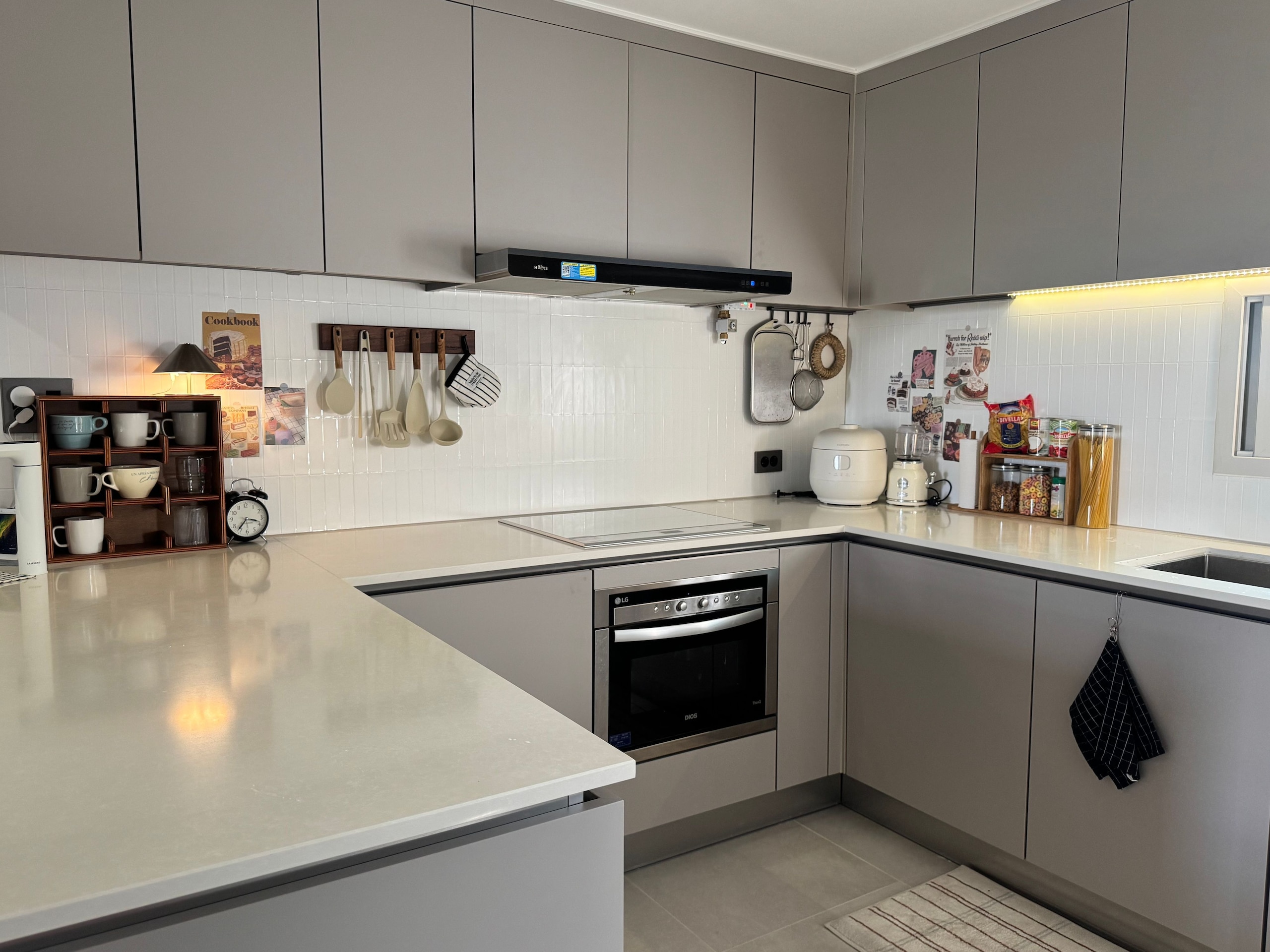 Ogre Vintage Countertop Mug & Cup Storage Cabinet user photo