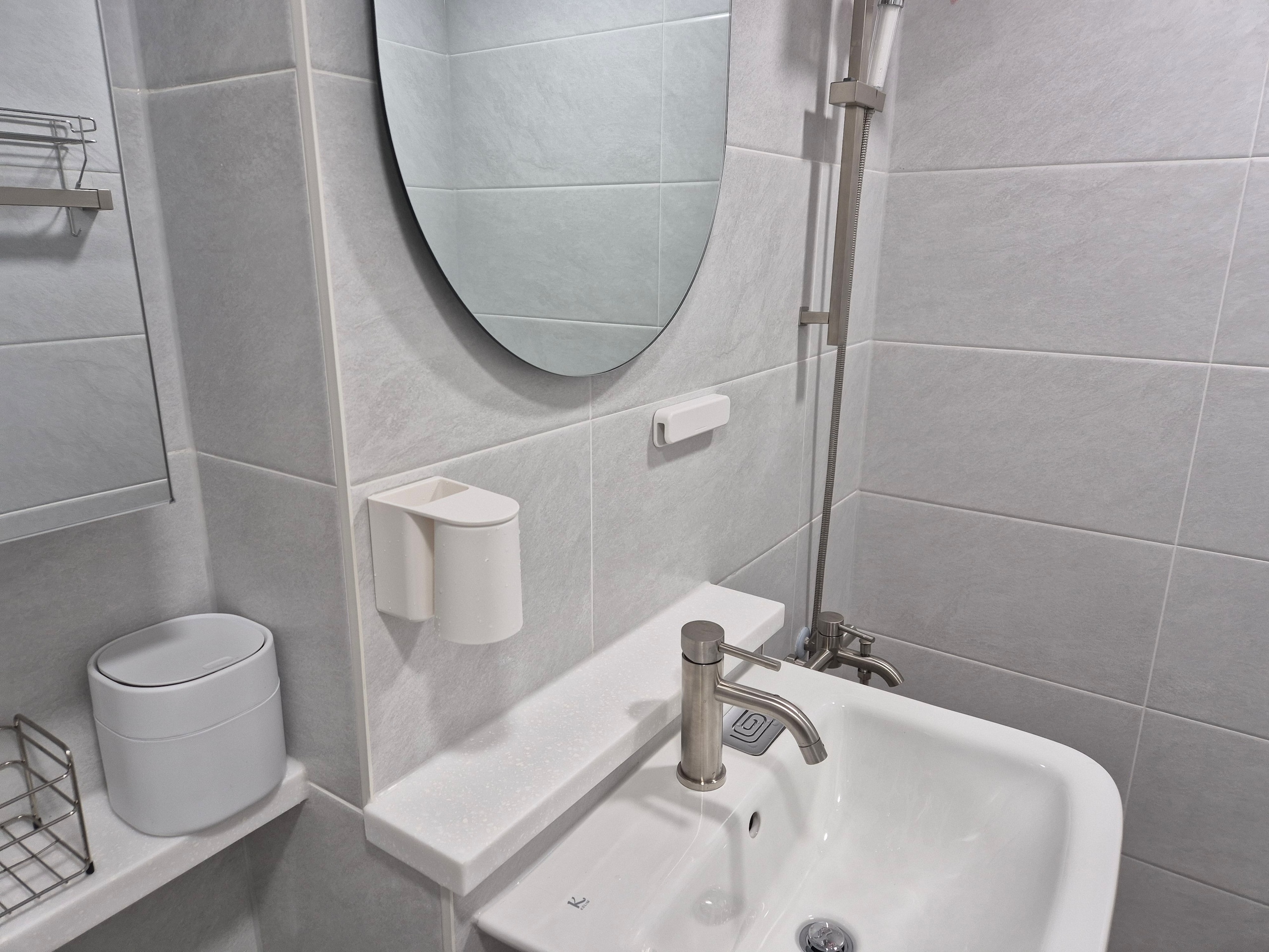 Upside-Down Magnetic Bathroom Organizer Set user photo