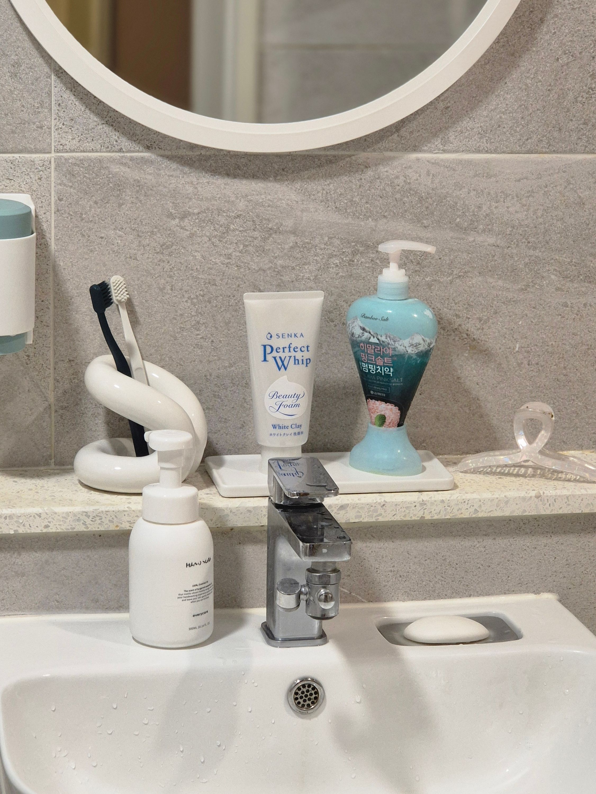 Ceramic Toothbrush Holder and Tray Set user photo
