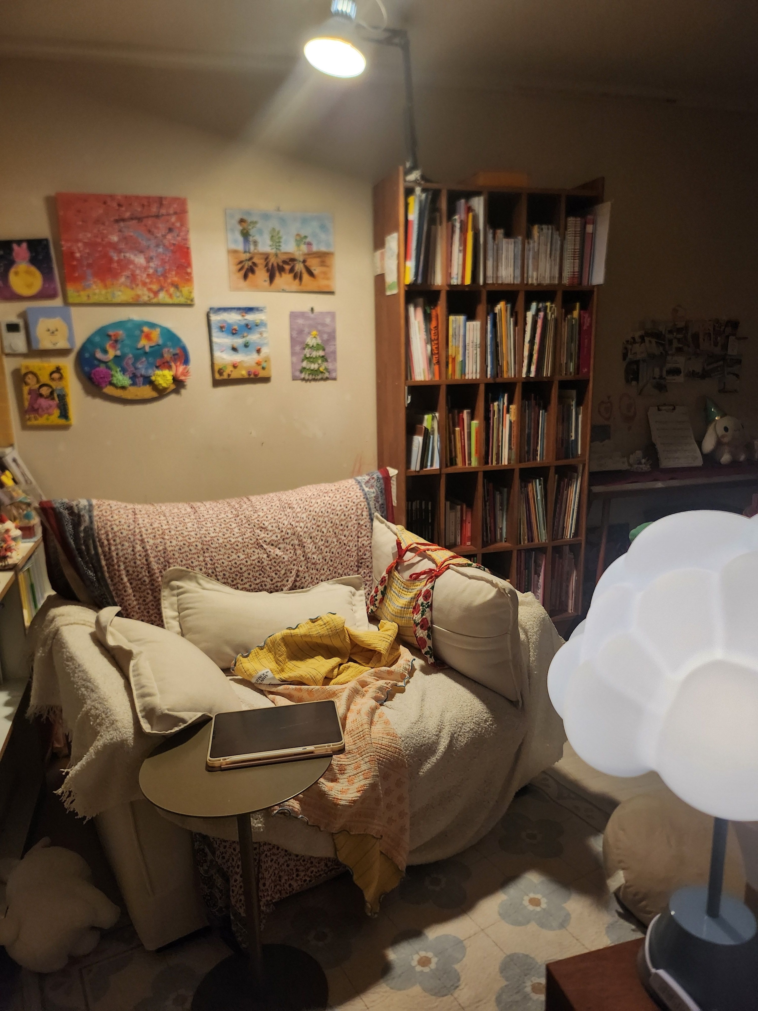 Modern Round Metal Side Table user photo