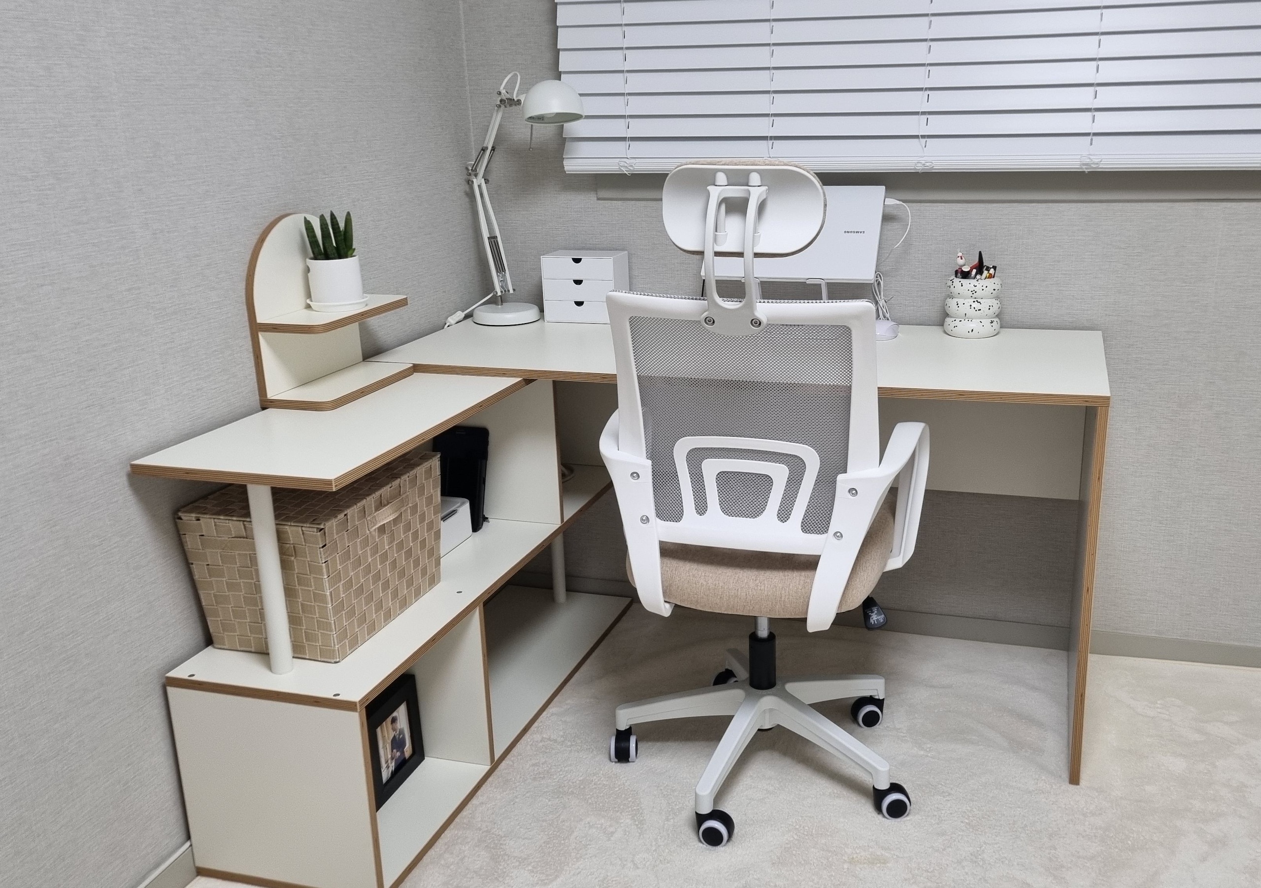 Bridge E0 Corner Desk & Bookshelf Set user photo