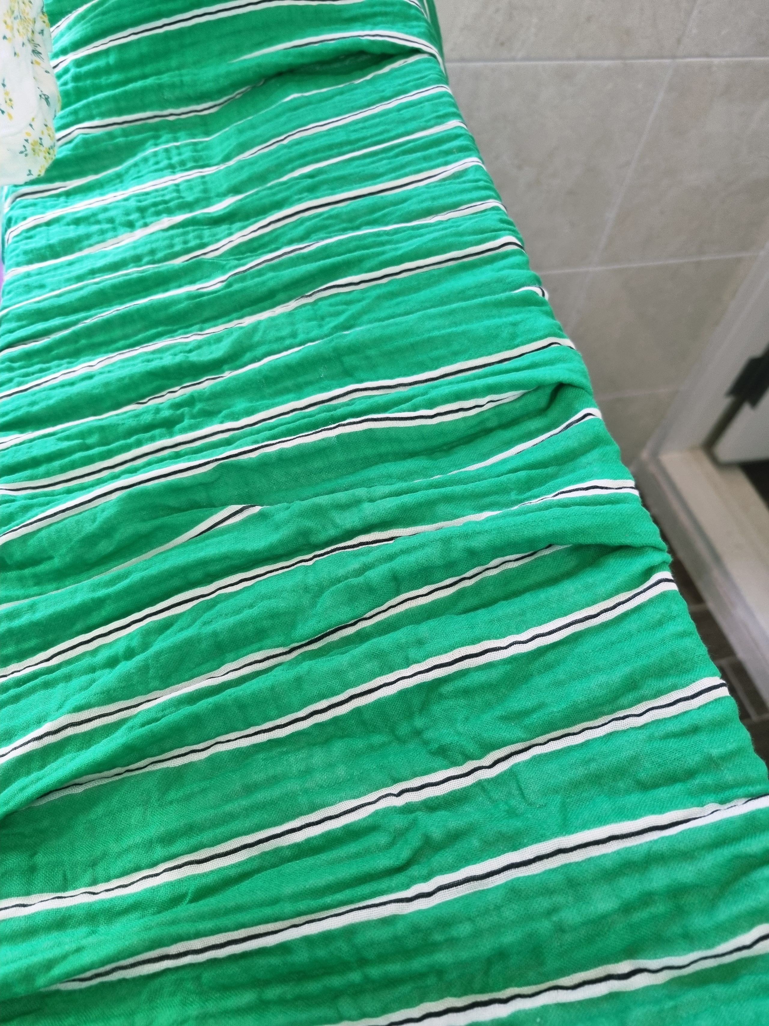 Neon Stripe 3-Layer Gauze Blanket user photo