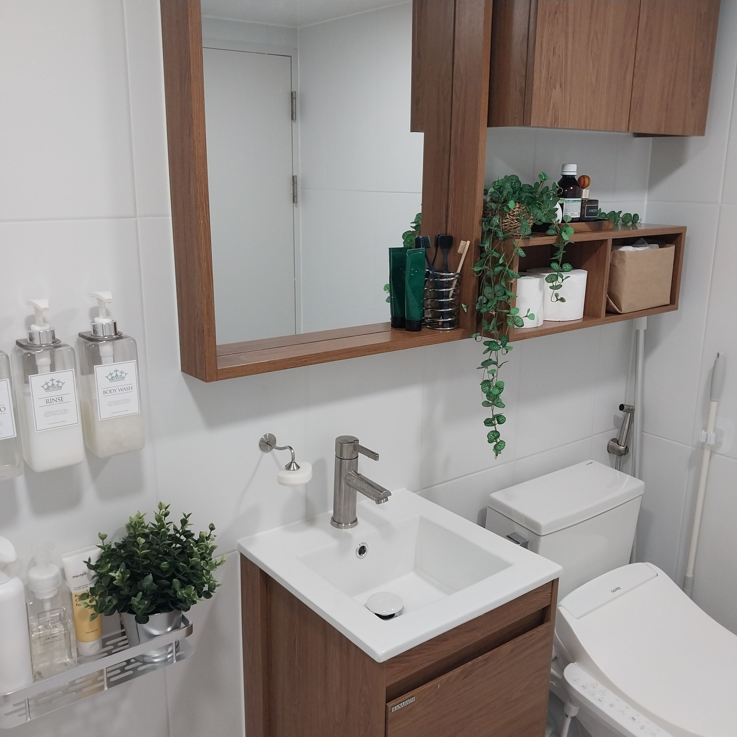 Screw-Lock No-Drill Bathroom Shelf user photo