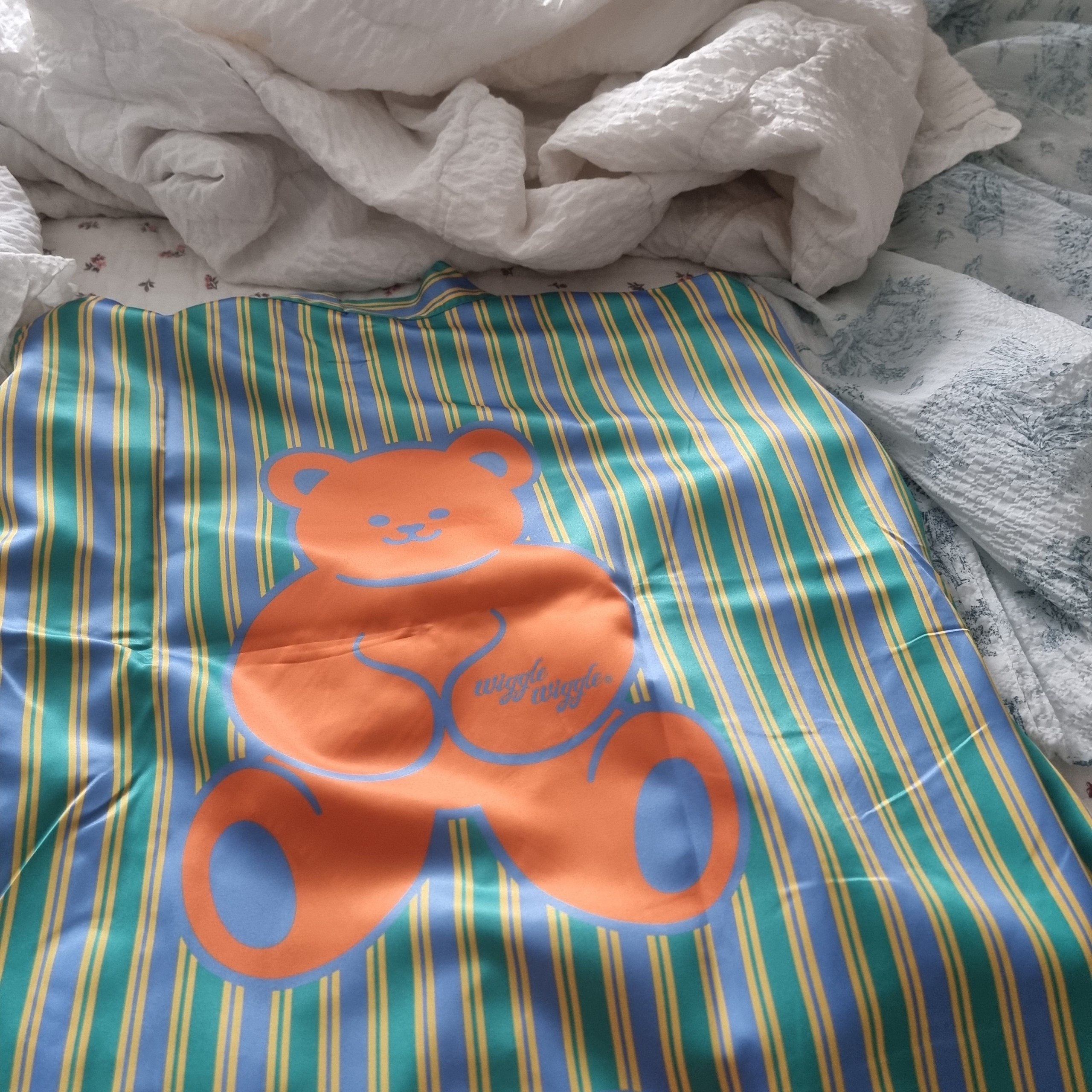 Summer Romance Seersucker Light Blanket + Pillowcase Set user photo