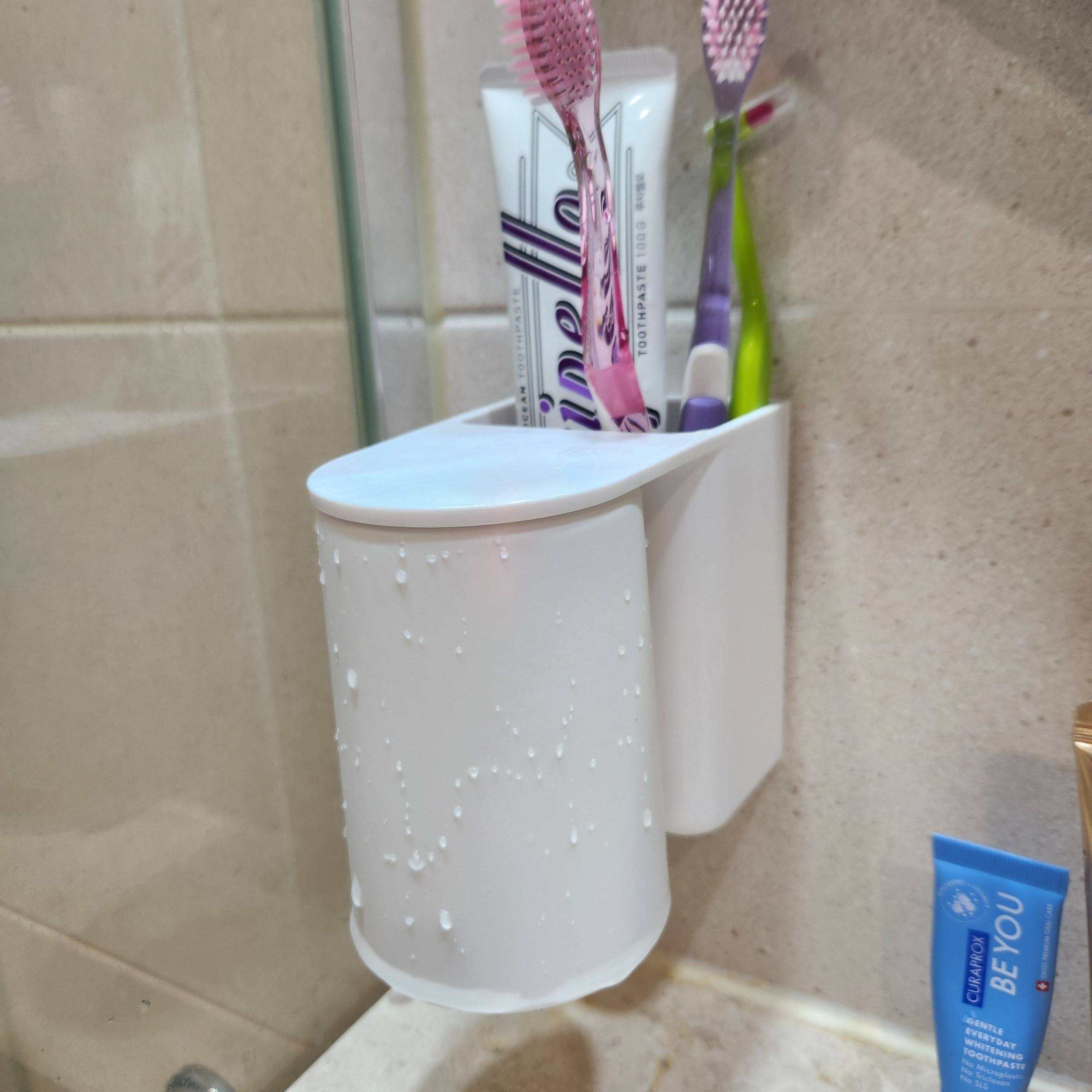 Upside-Down Magnetic Bathroom Organizer Set user photo